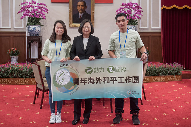 蔡英文總統頒贈青年海外和平工作團旗幟，由楊欣瑜(左1)及吳聖凱(左3)2位青年代表受贈
