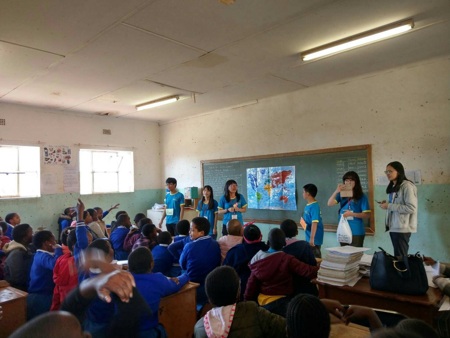 團隊青年在偏鄉學校帶領孩童學唱中文歌