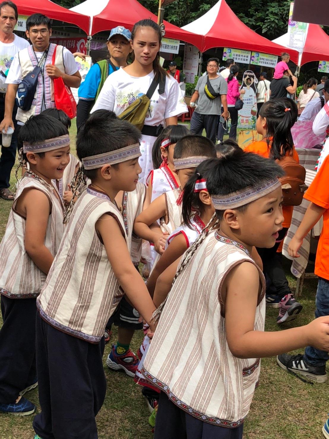 《不同生命週期的跨文化照護》參加太魯閣族感恩祭，與原民小朋友互動。