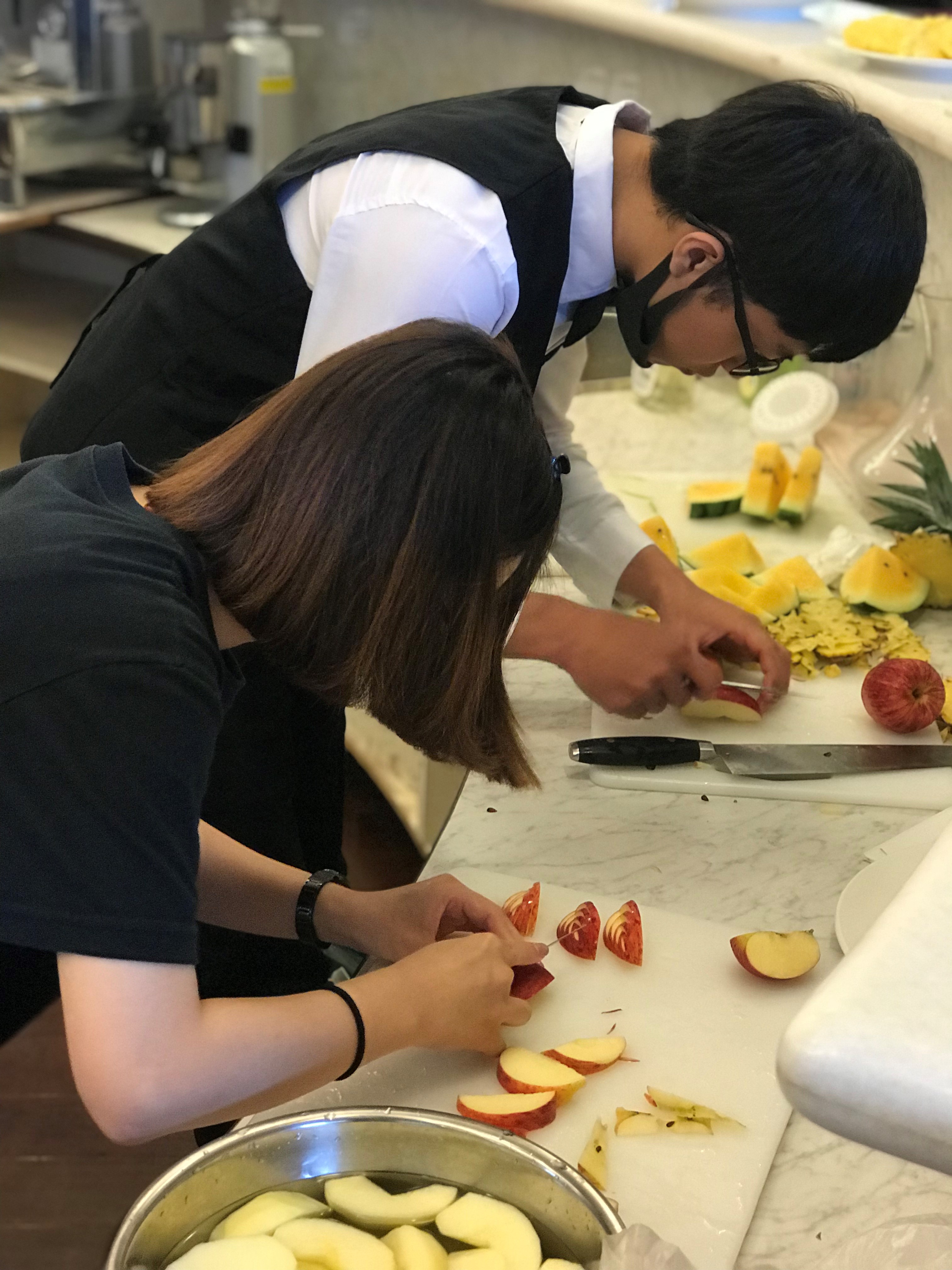 「餐旅系實習與實作成果發表暨送舊餐會」，學生參與內場餐點製作情形