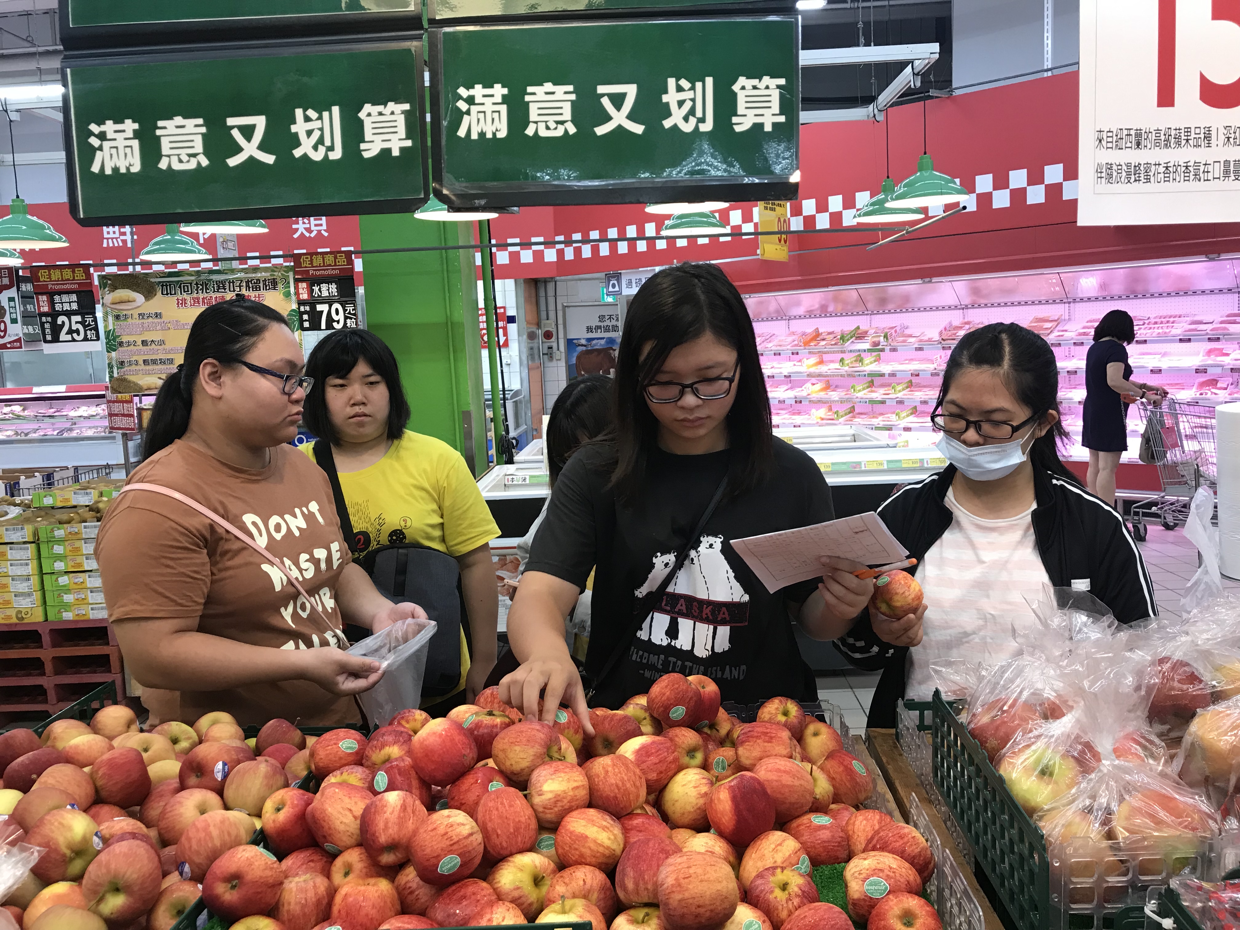 「餐旅系實習與實作成果發表暨送舊餐會」，讓修課學生學習採購的成本管控