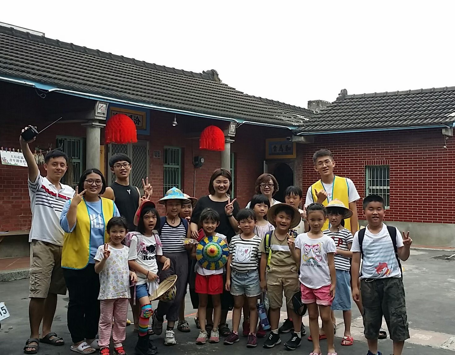 王元弘（左1）、許雅筑（左2）、陳祈佑（左3，黑色衣服）及魏智瀚同學（右，黃色背心）帶領兒童營隊後與小朋友合照