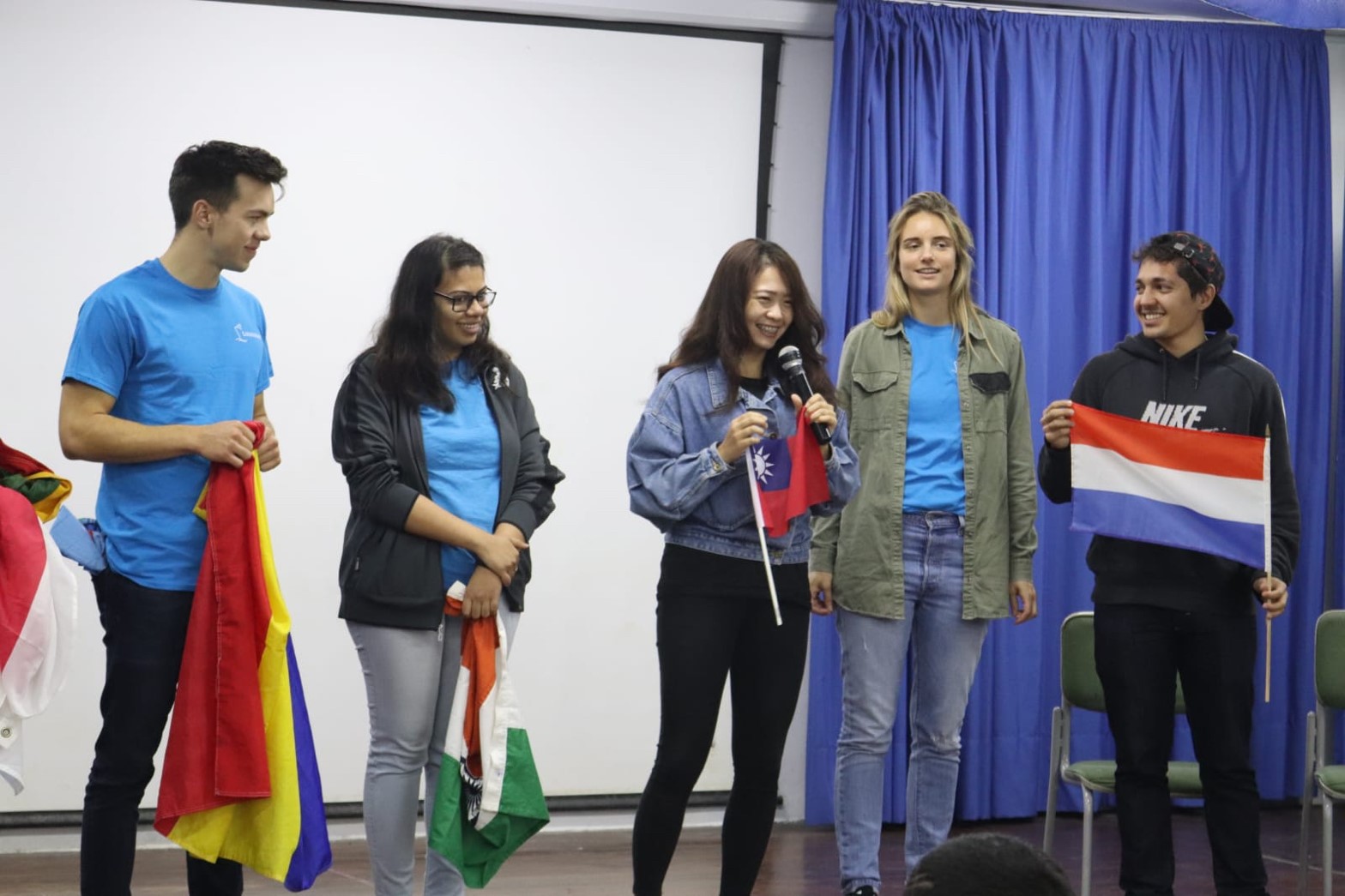(照片3)青年志工賴品潔手持臺灣國旗向巴西當地自我介紹。