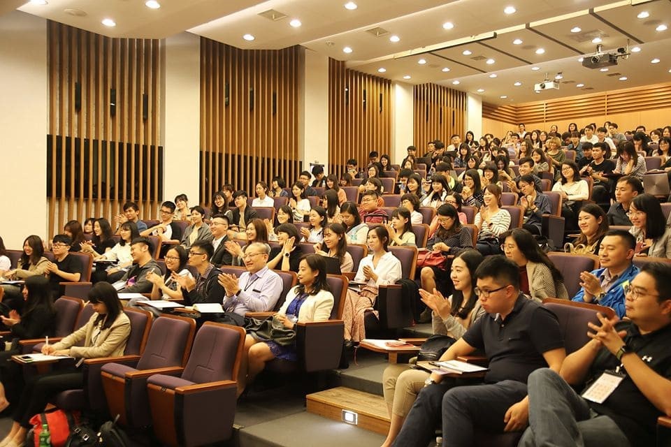 人資長論壇是透過與業界合作,以論壇及講座形式邀請企業分享實務經驗,讓學生瞭解產業概況及各公司職涯發展機會,參與者非常踴躍。