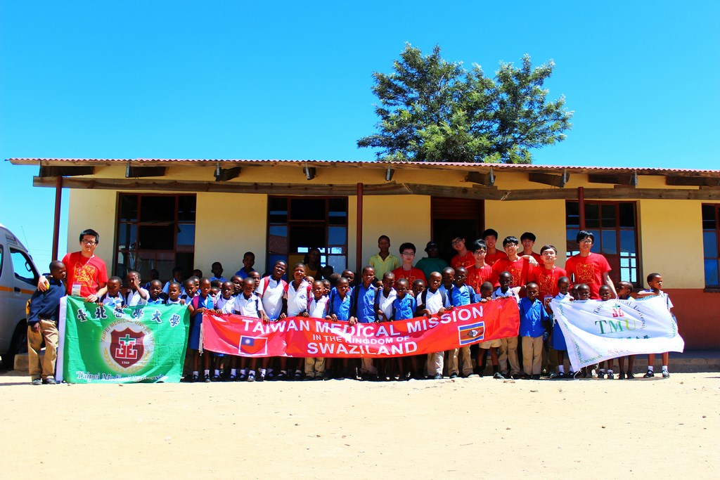 與史瓦濟蘭王國當地小朋友合影