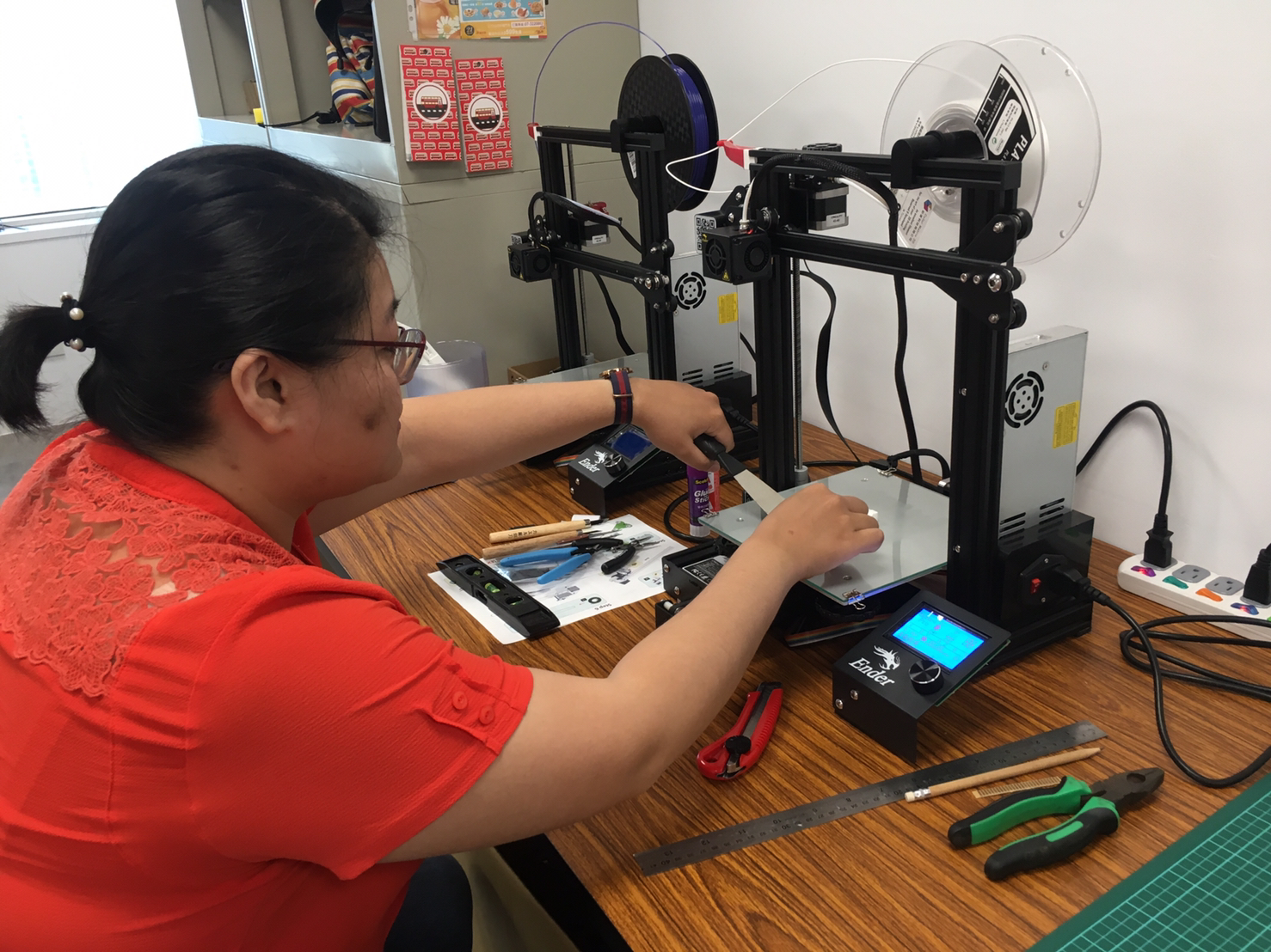 古樂股份有限公司見習生楊苡榕，學習如何透過3D列印機將設計輸出，並從熱床小心取下成品