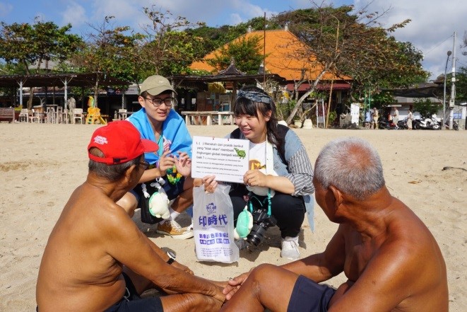 照片三：隊員利用問答遊戲教學，向當地民眾宣導生態保育的重要性。