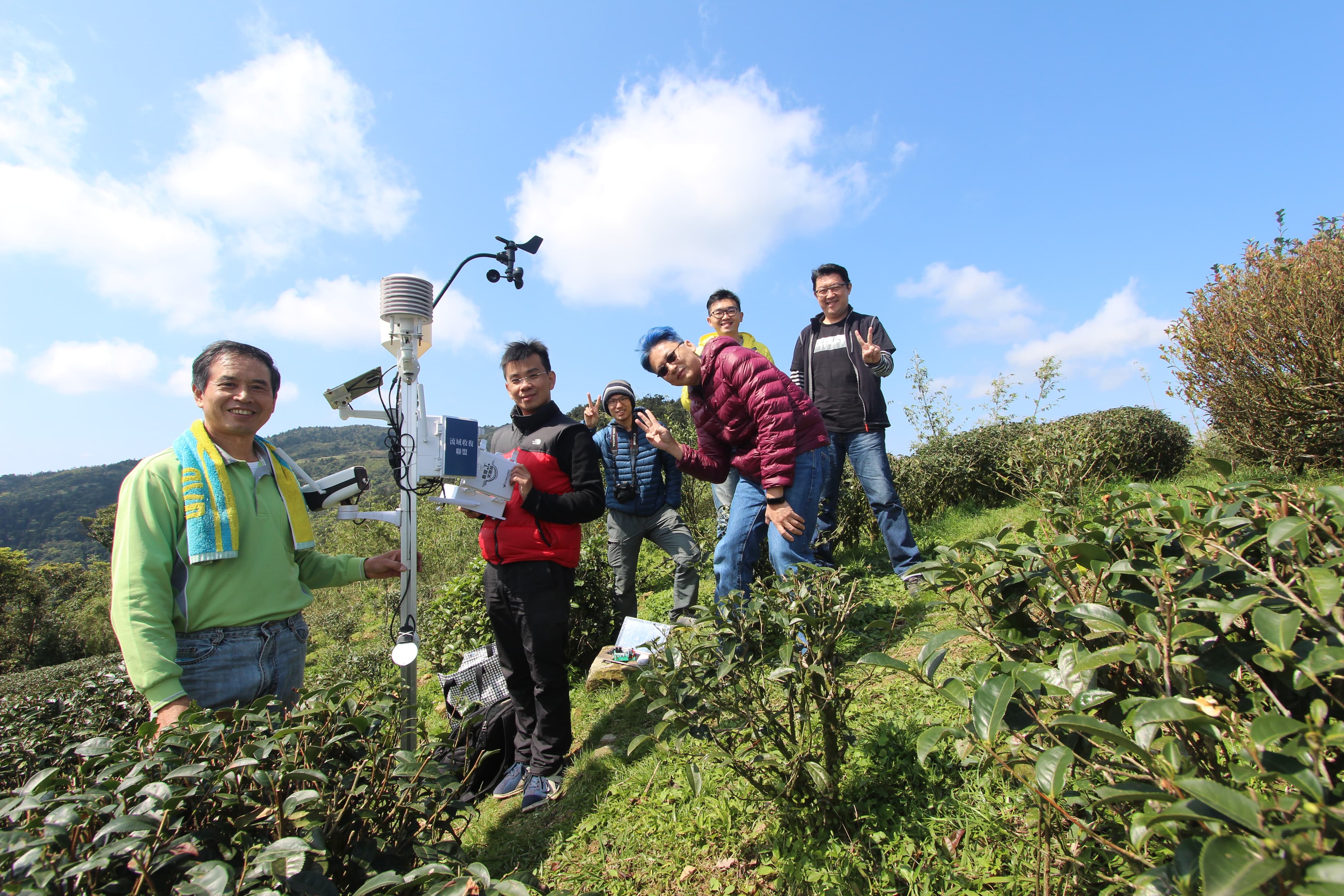 利用科技柏鈞架設微型氣象站，蒐集坪林山林氣候數據，協助茶農了解茶葉耕作品質