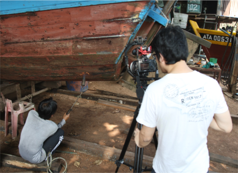 照片二：團隊正在捕捉造船廠工人專注工作的影像畫面。
