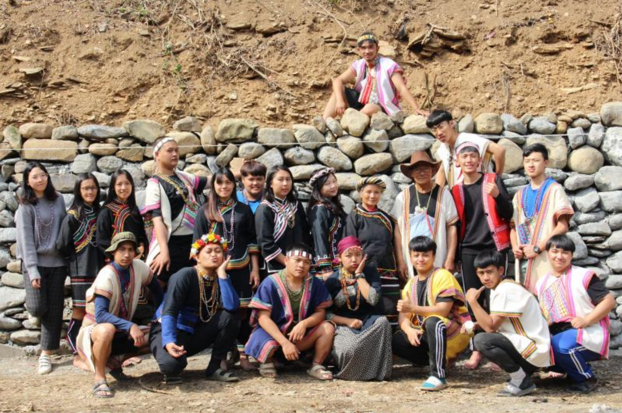 「部落工作假期」營隊六天五夜的活動，帶領原住民學生向部落耆老學習搭建傳統石板屋。