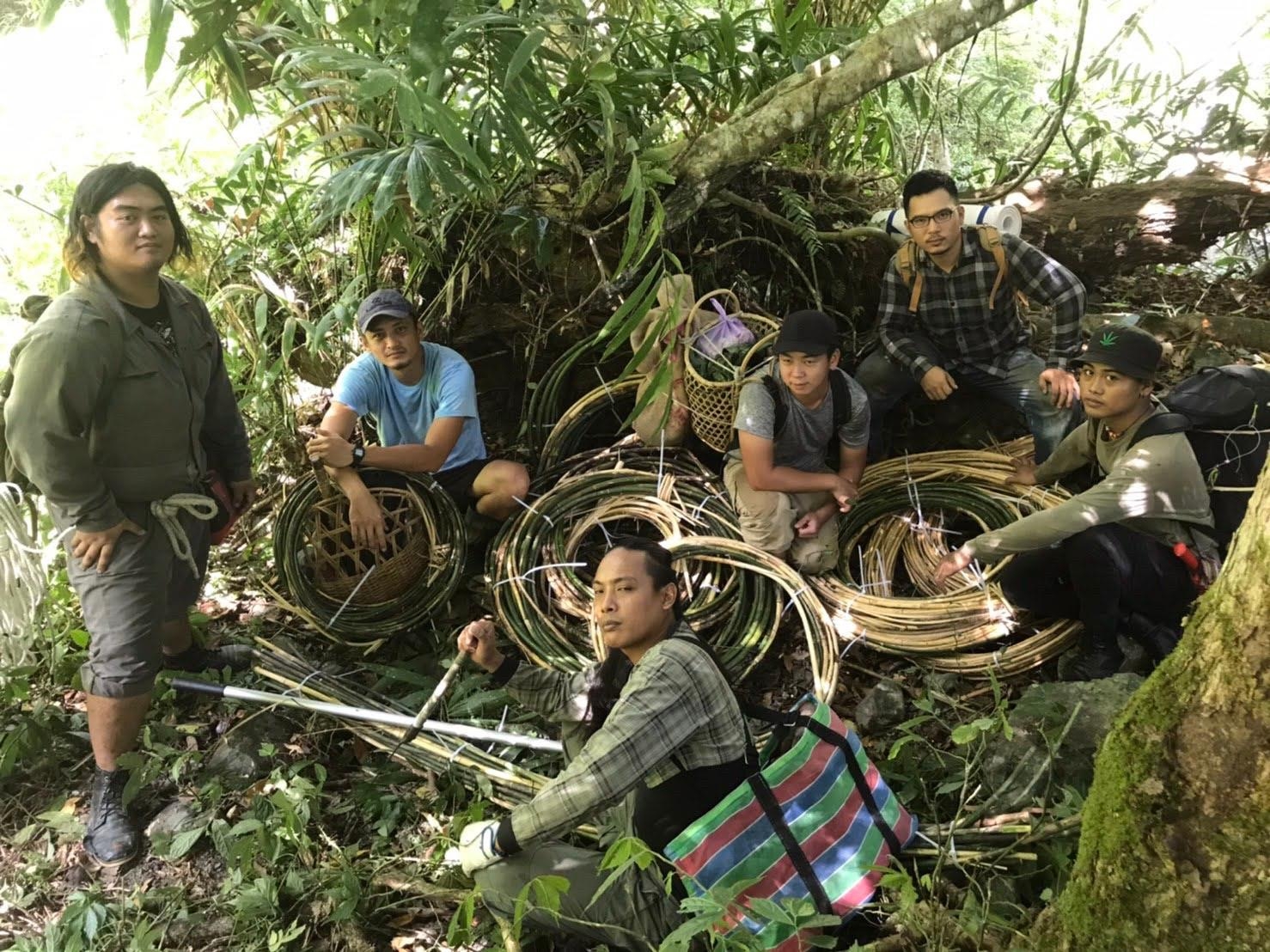 團隊號召部落青年上山採收黃藤、茅草、竹子等建築材料，體驗山林生活