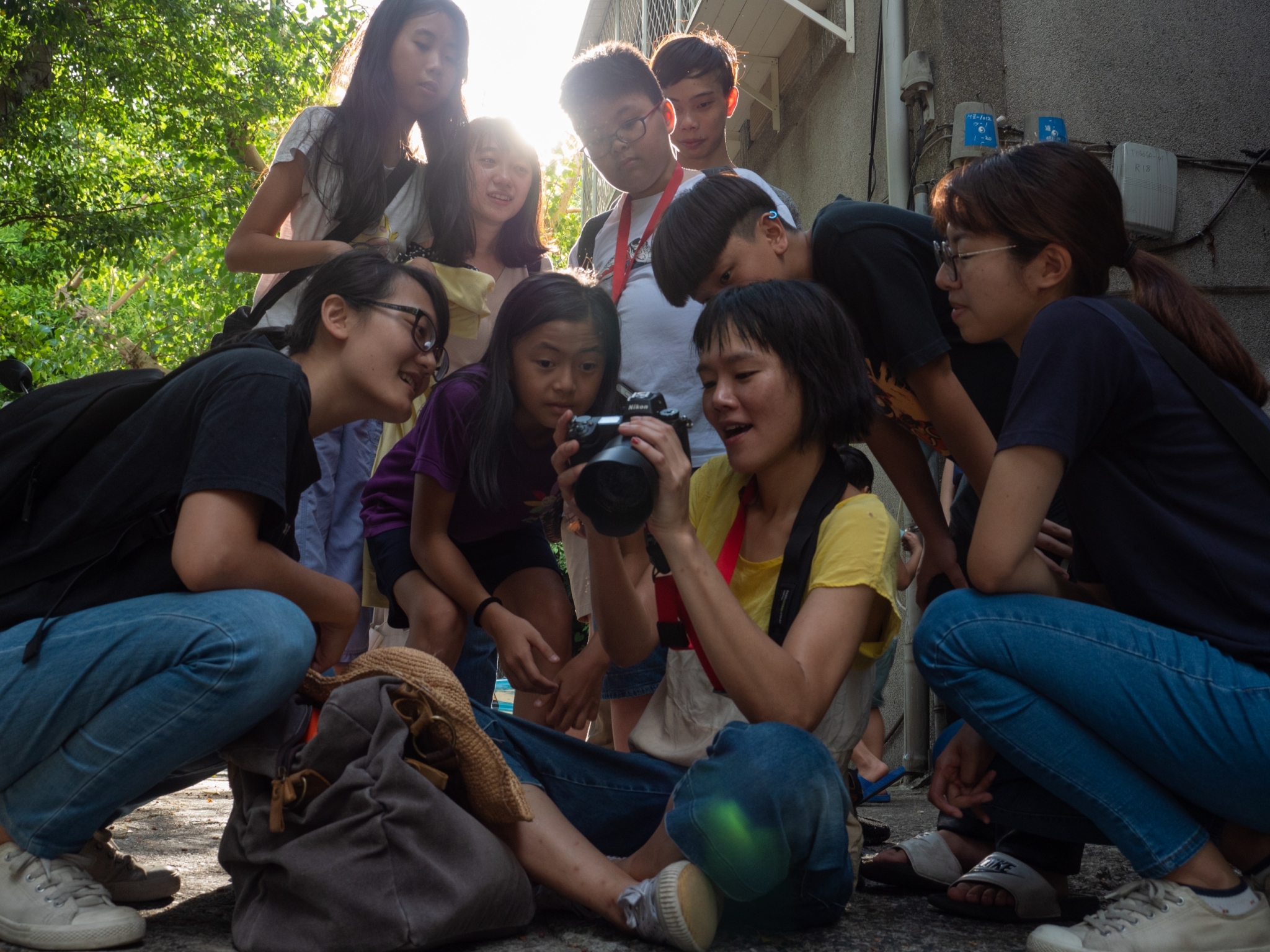 圖1：微光盒子團隊為學生安排攝影課程，學習著搭配光影拍出不同的照片。