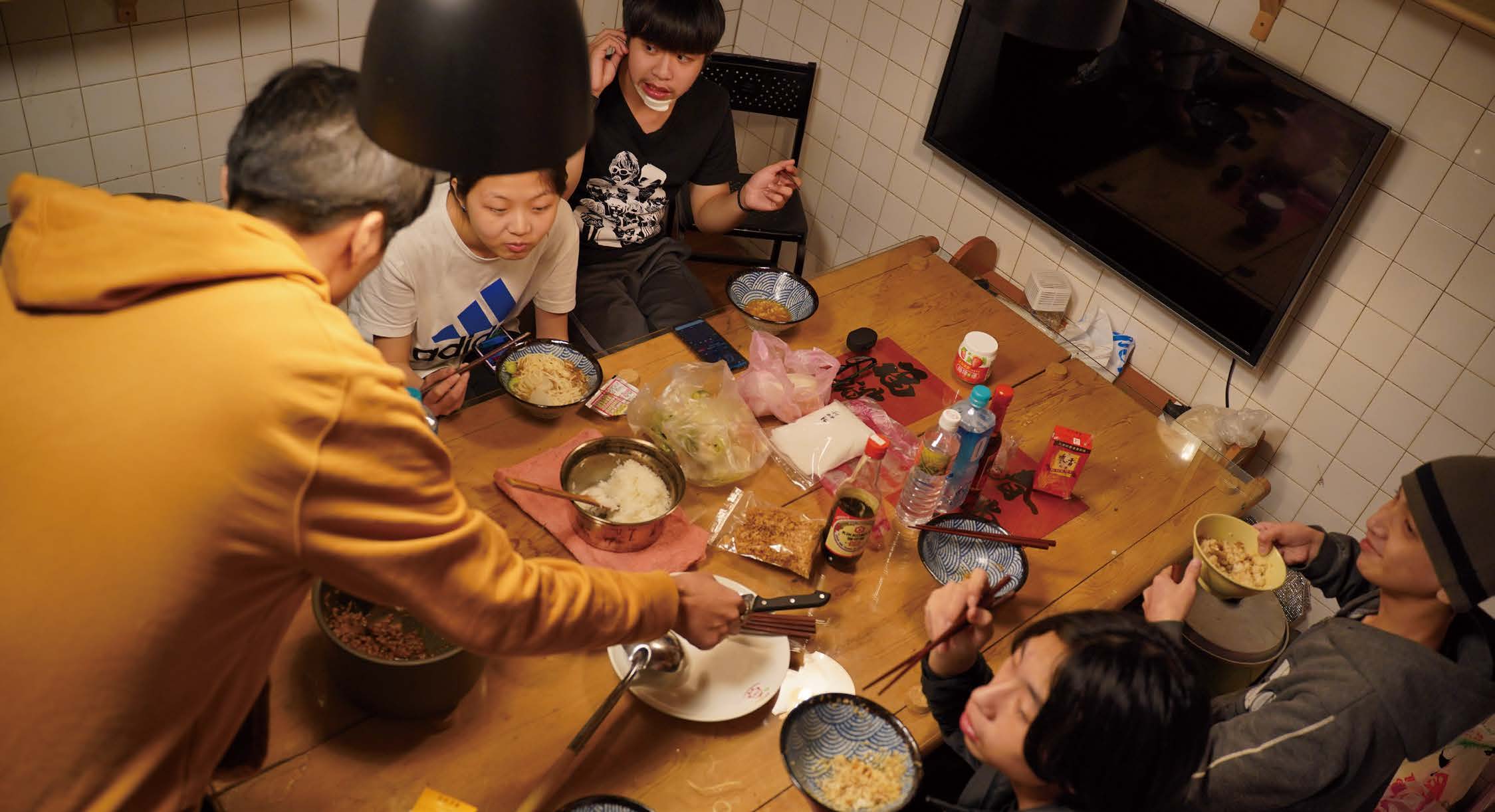 逆風聯隊辦理深夜食堂，讓青少年享用麵食的同時找到生活的價值及心靈歸宿