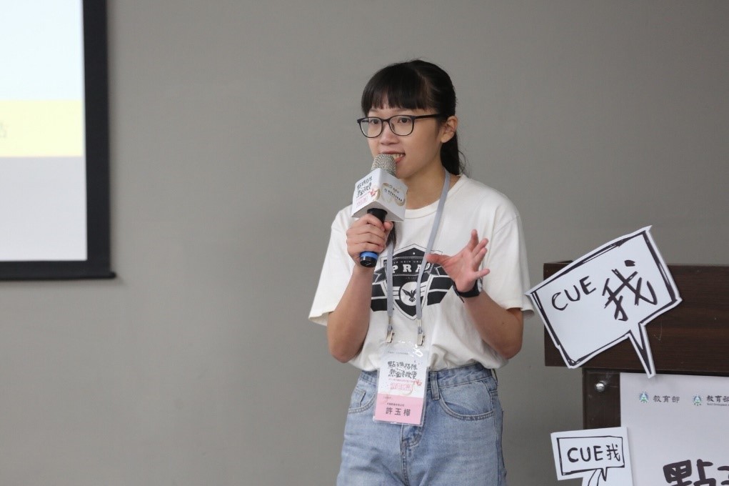 組員許玉樺為簡報內容做效益評估與總結