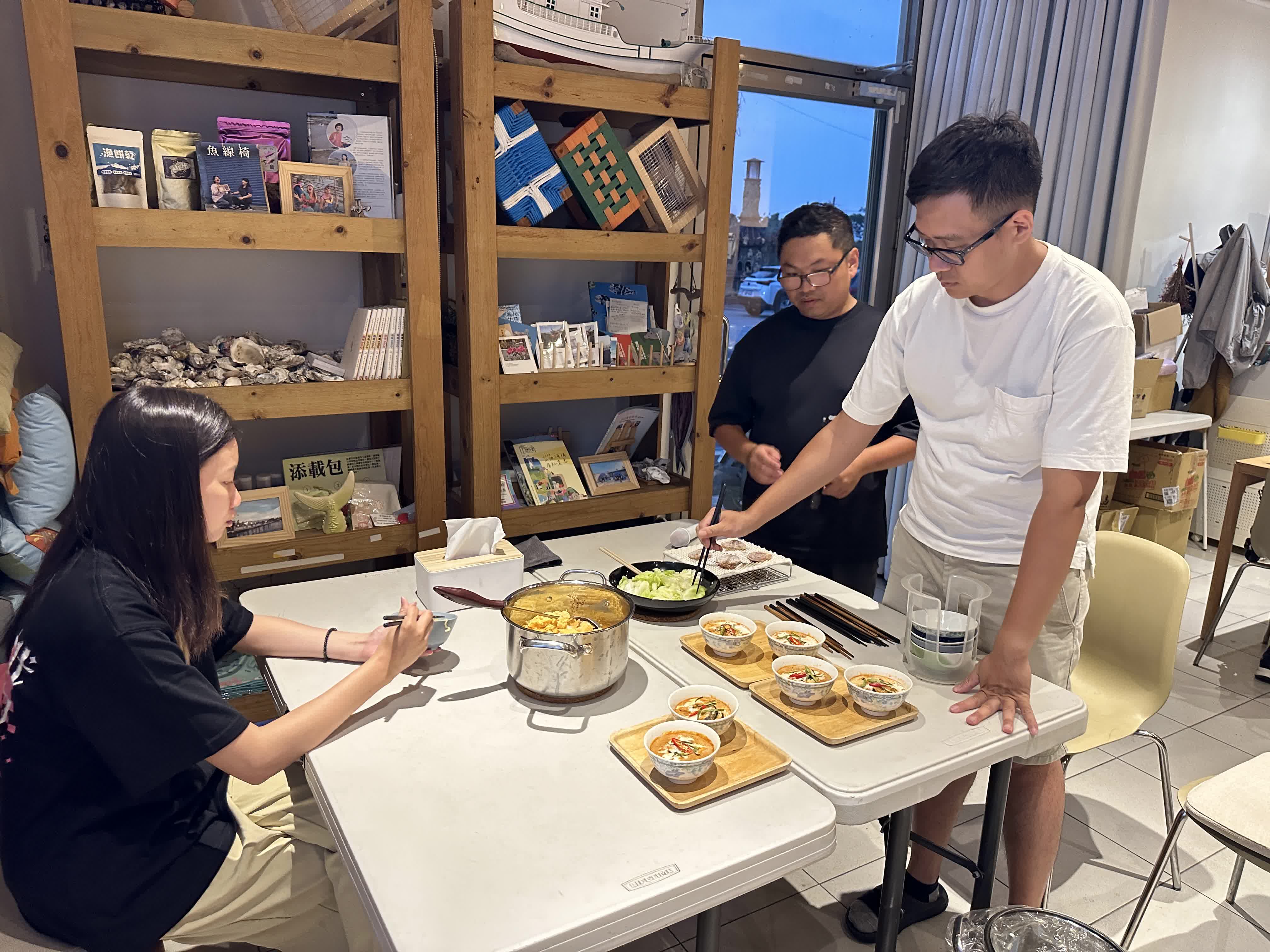 赴泰青年宋修宇在「大小港邊，熱帶漁林」的共享空間舉辦「泰國食魚文化」分享會，現場烹製紅咖哩魚慕斯（Haw Mok）。