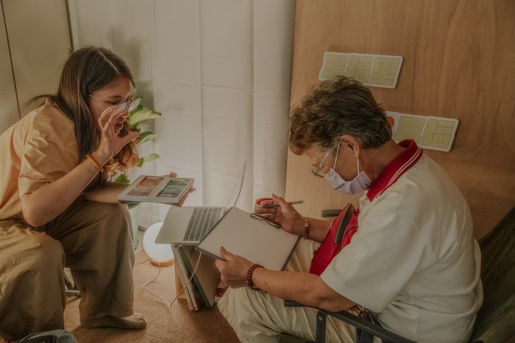 Guide community residents to express their emotions through painting and share the stories of their works. （Provided by “秋拿青年”）