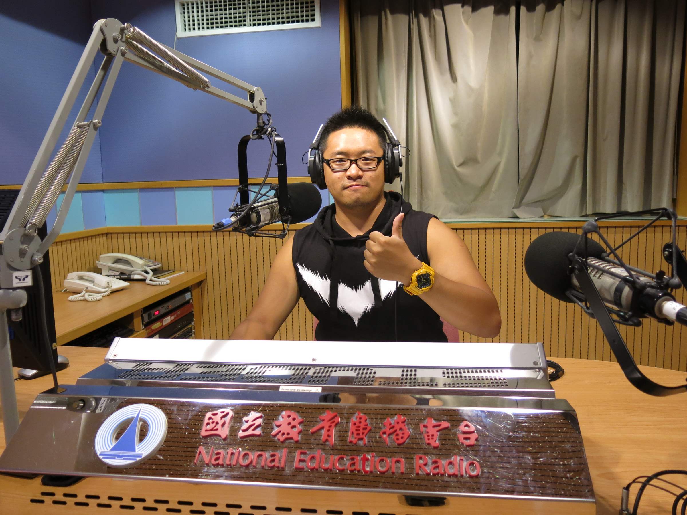 江軍於教育電台接受訪問