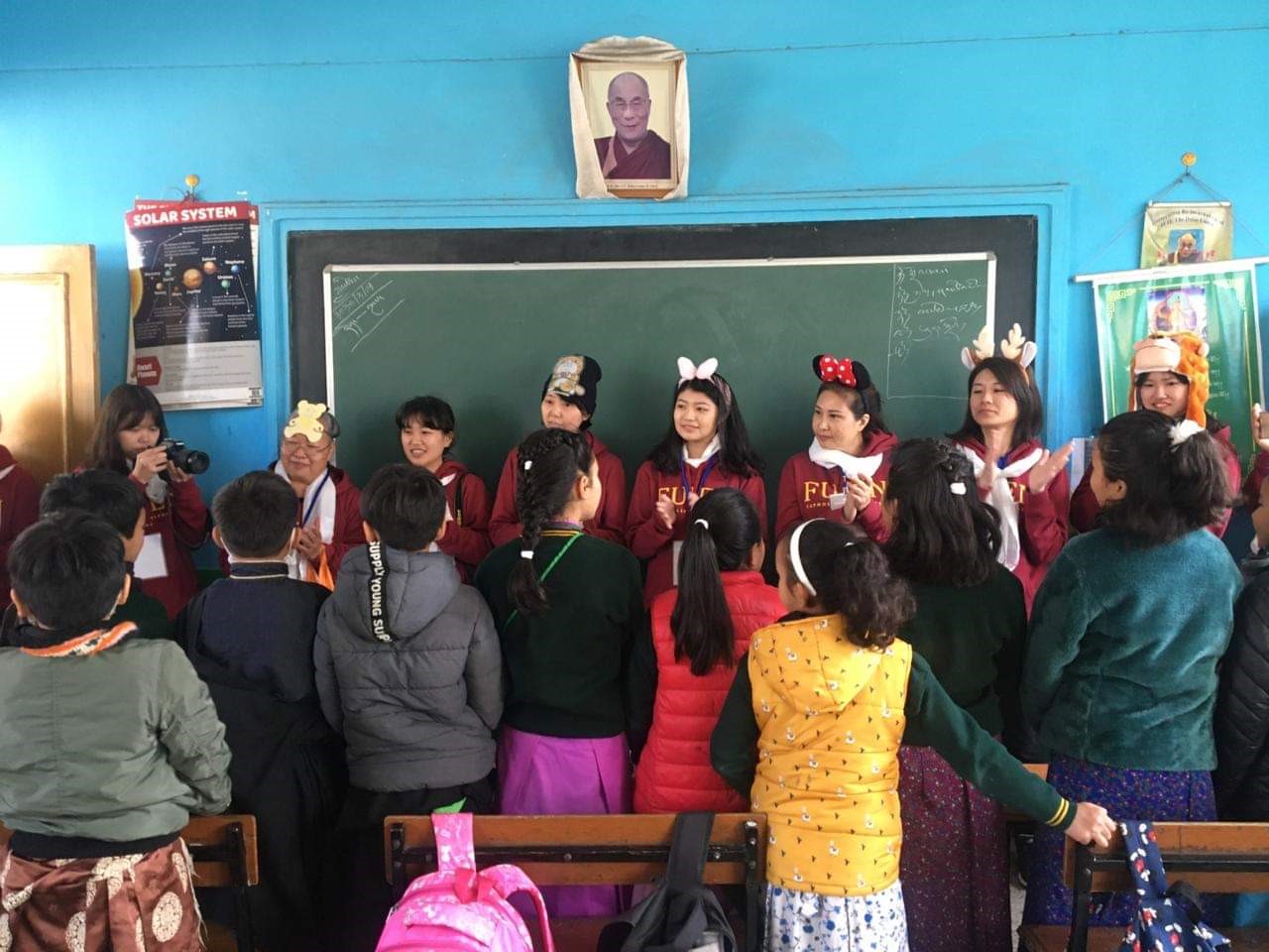 西藏小學與孩童相見歡
