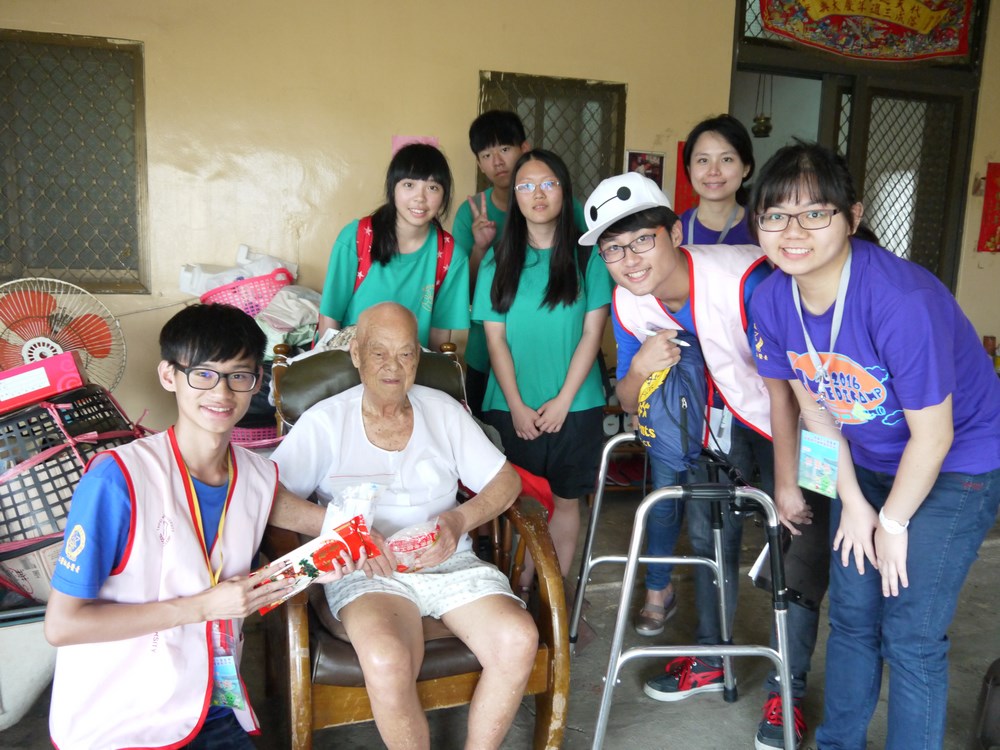 藥師與隊員們共同進行家庭訪視