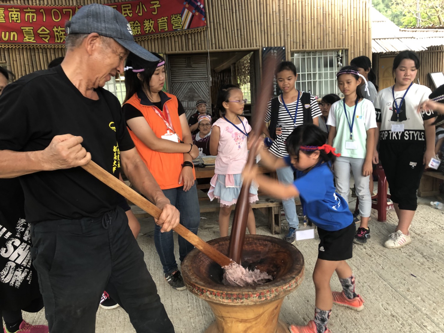 小學童賣力搗麻糬