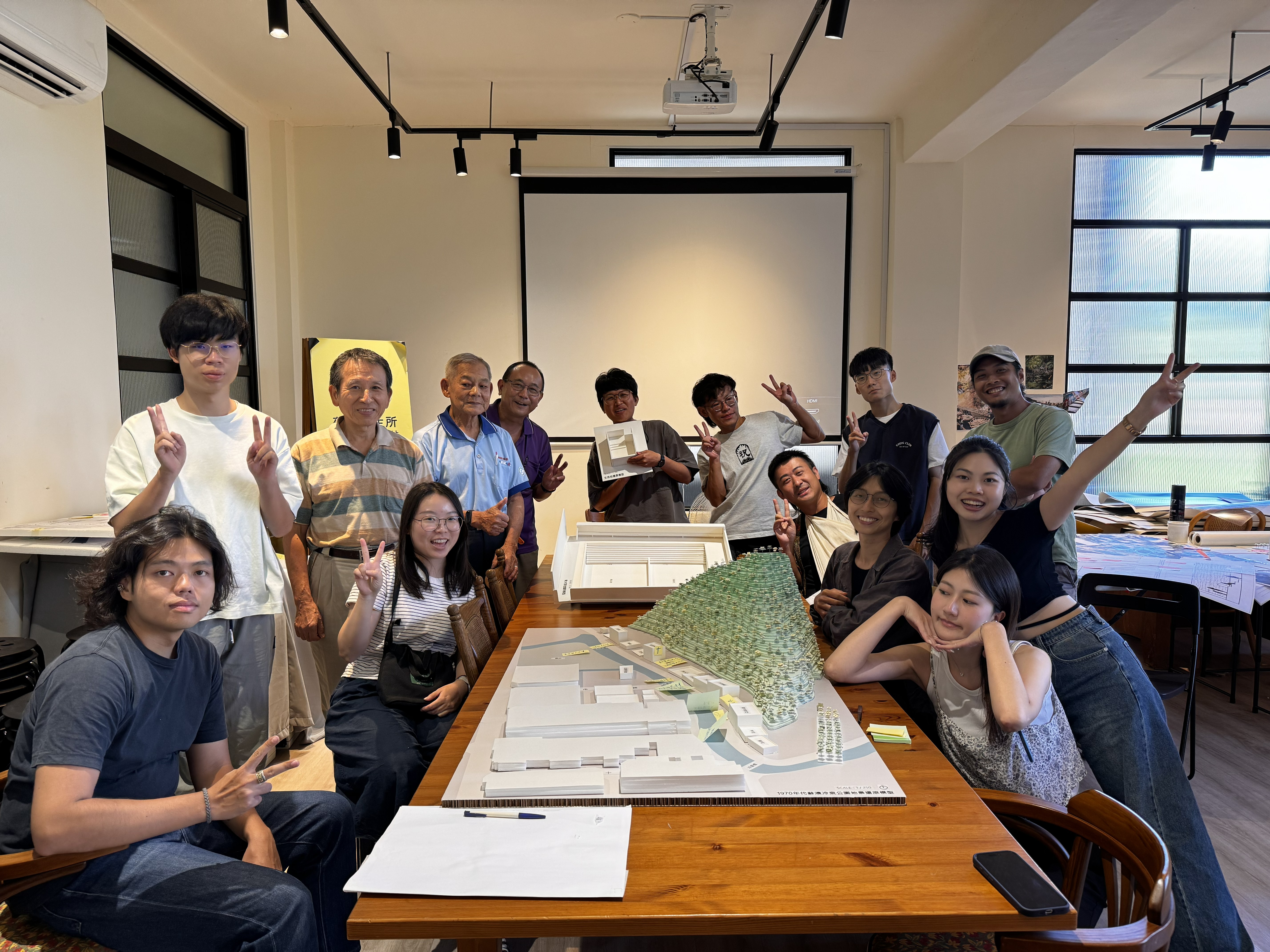 「美得冒泡 BEAUTIFOOL」的蹲點實作生與在地阿公阿嬤攜手合作，完成冷泉公園文化地景模型。