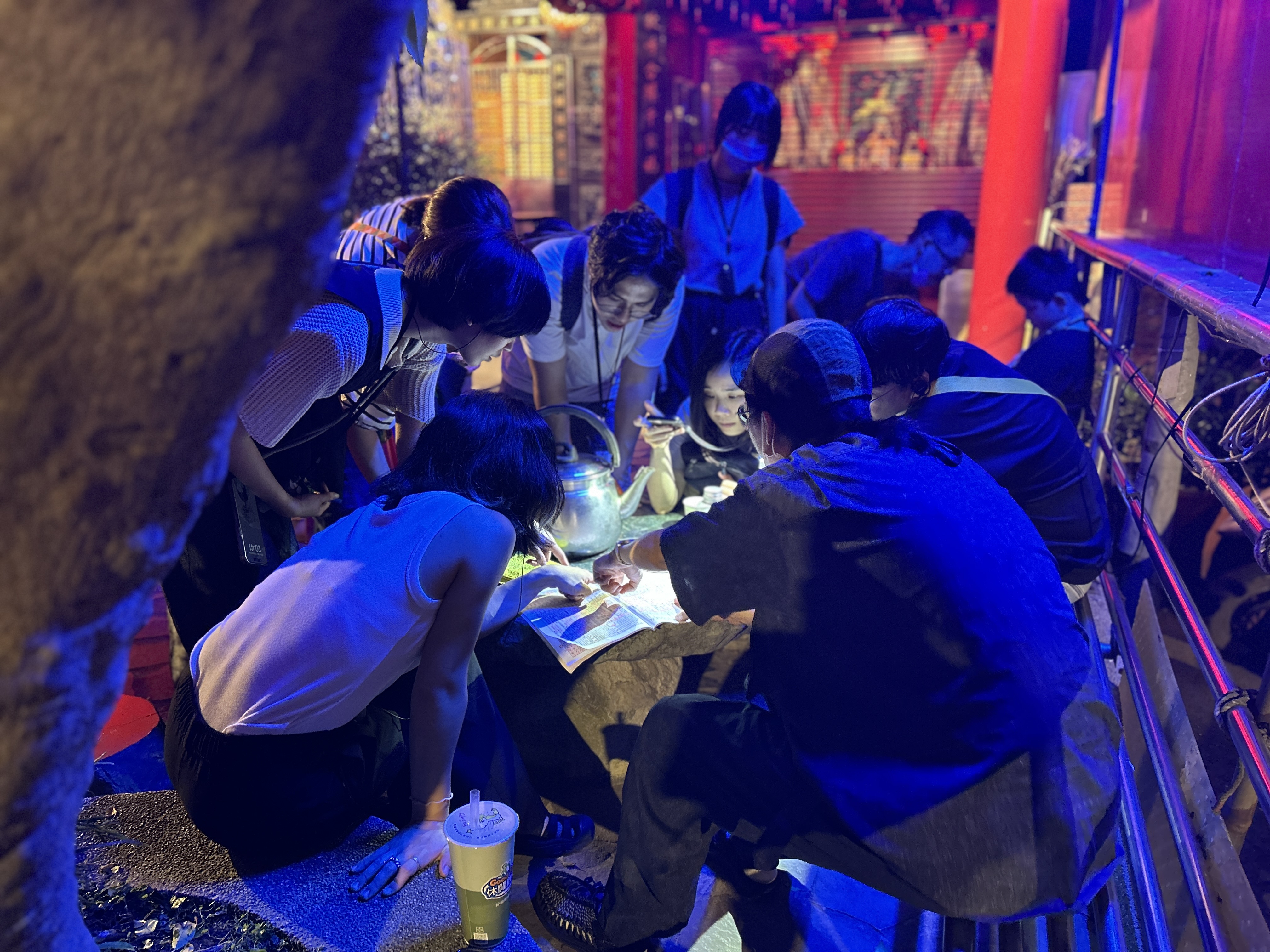 觀眾在參與浮游藝術共創工作室團隊設計的地方戲劇中參與故事解謎,尋找浮洲遺失的寶藏。(照片提供:浮游藝術共創工作室)
