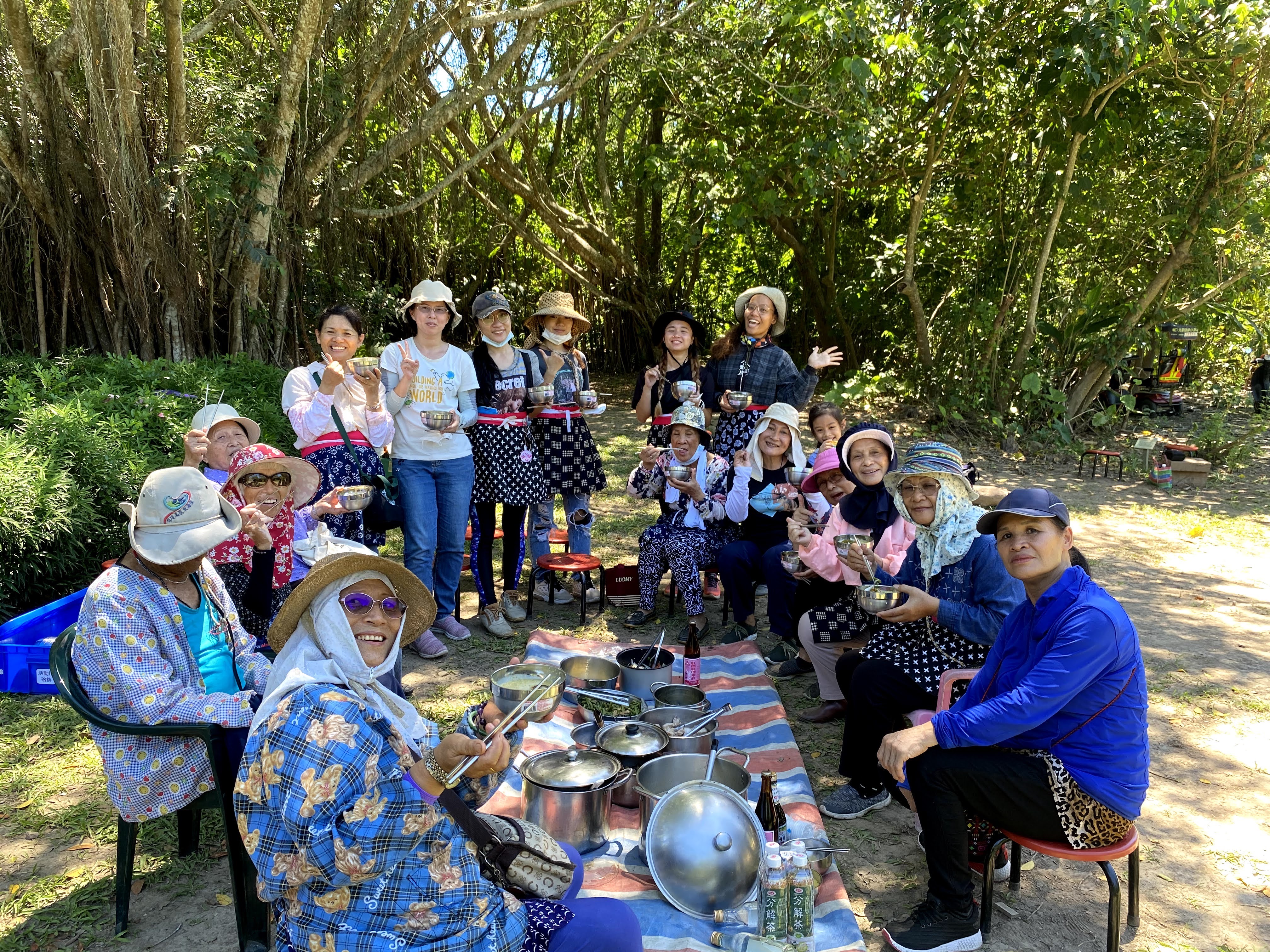 The team “青年 musaura ta” follow female elders to learn about medicinal herbs and rediscover traditional dietary formulas.