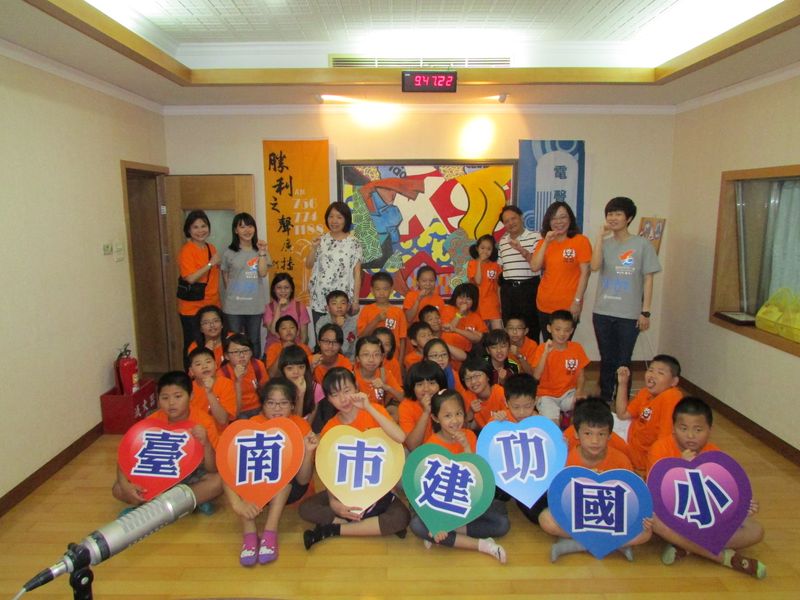 建功學童，圓夢計畫活動協助合影