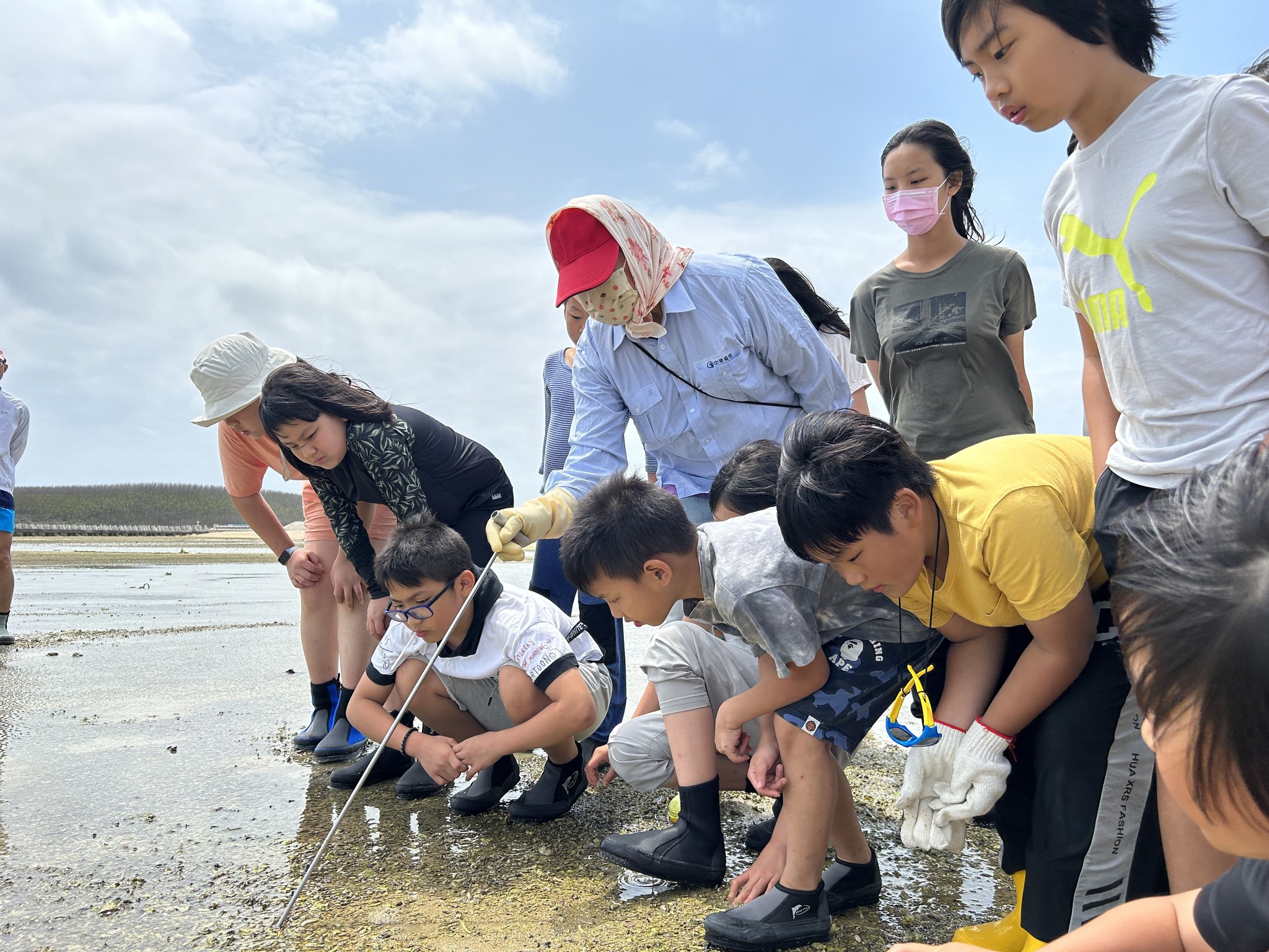 去（Khu）海女神龍團隊辦理文化教育體驗課，邀請學子跟著澎湖阿嬤到潮間帶採集殼仔，認識海洋生態環境