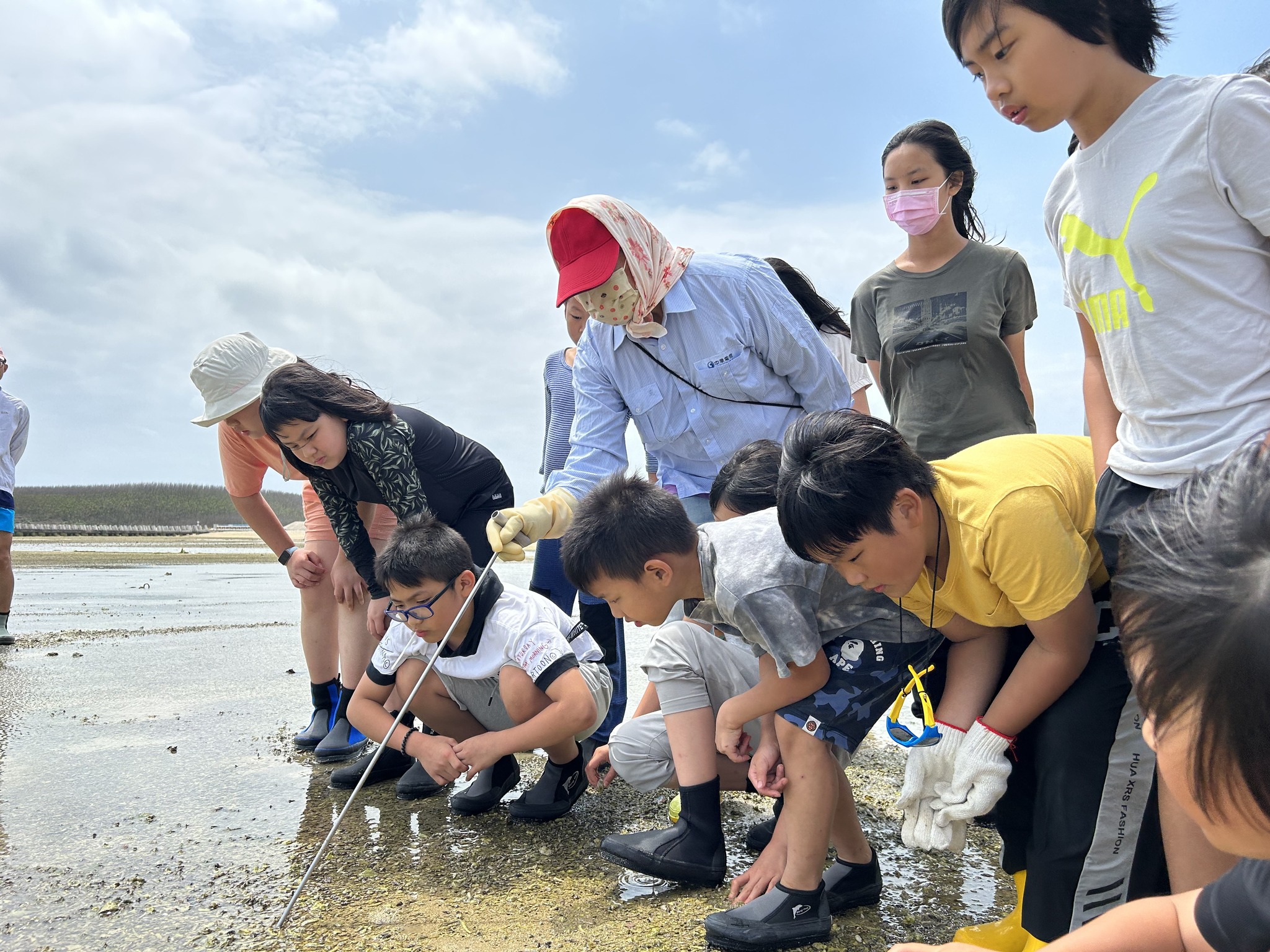 去(Khu)海女神龍團隊辦理文化教育體驗課,邀請學子跟著澎湖阿嬤到潮間帶採集殼仔,認識海洋生態環境