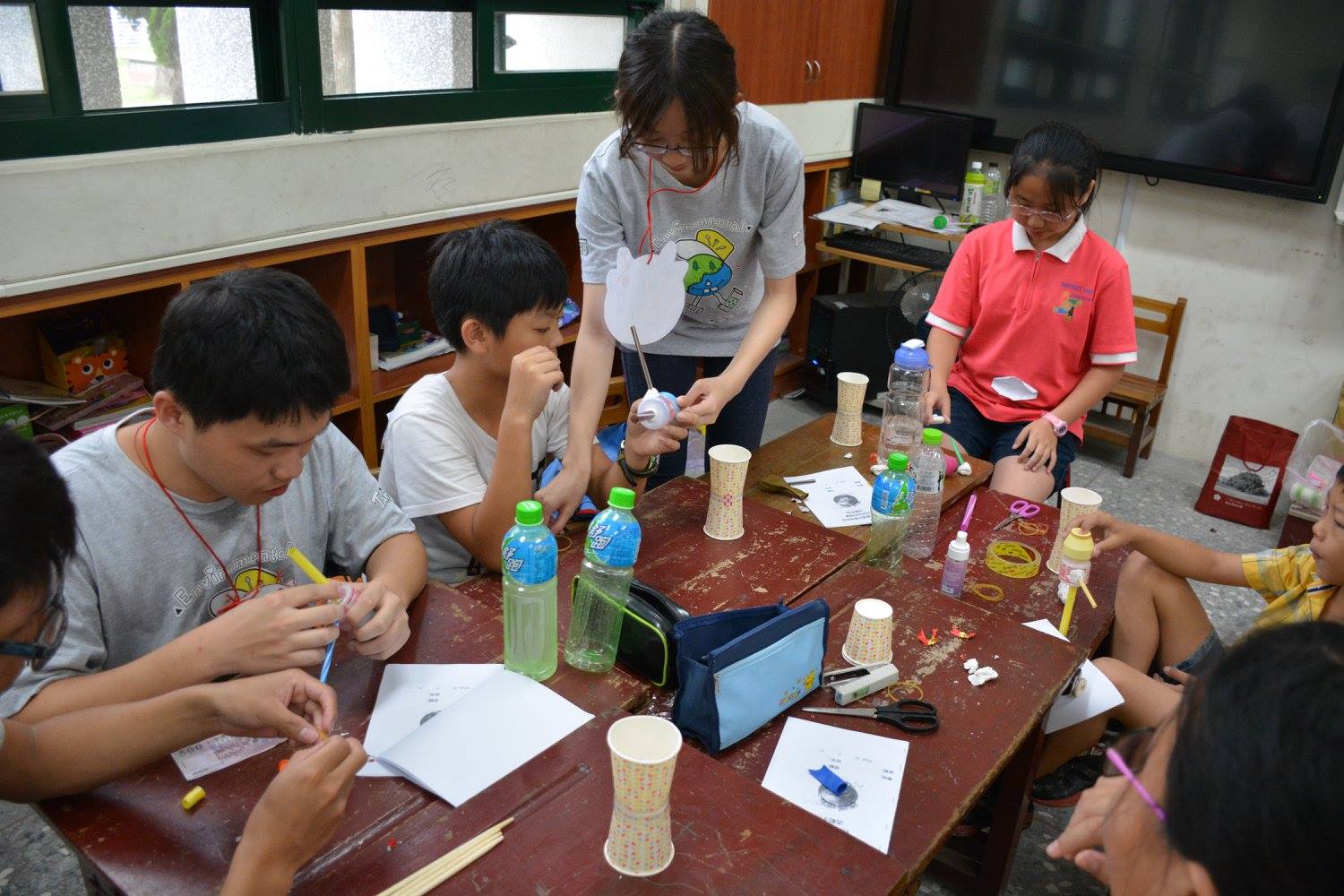 志工同學相當認真教導小朋友
