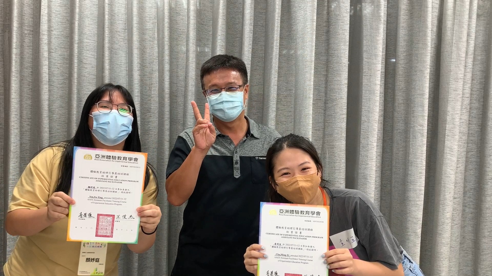 顏妤庭(左一)與查明宜(右一)參與單位所辦培訓課程