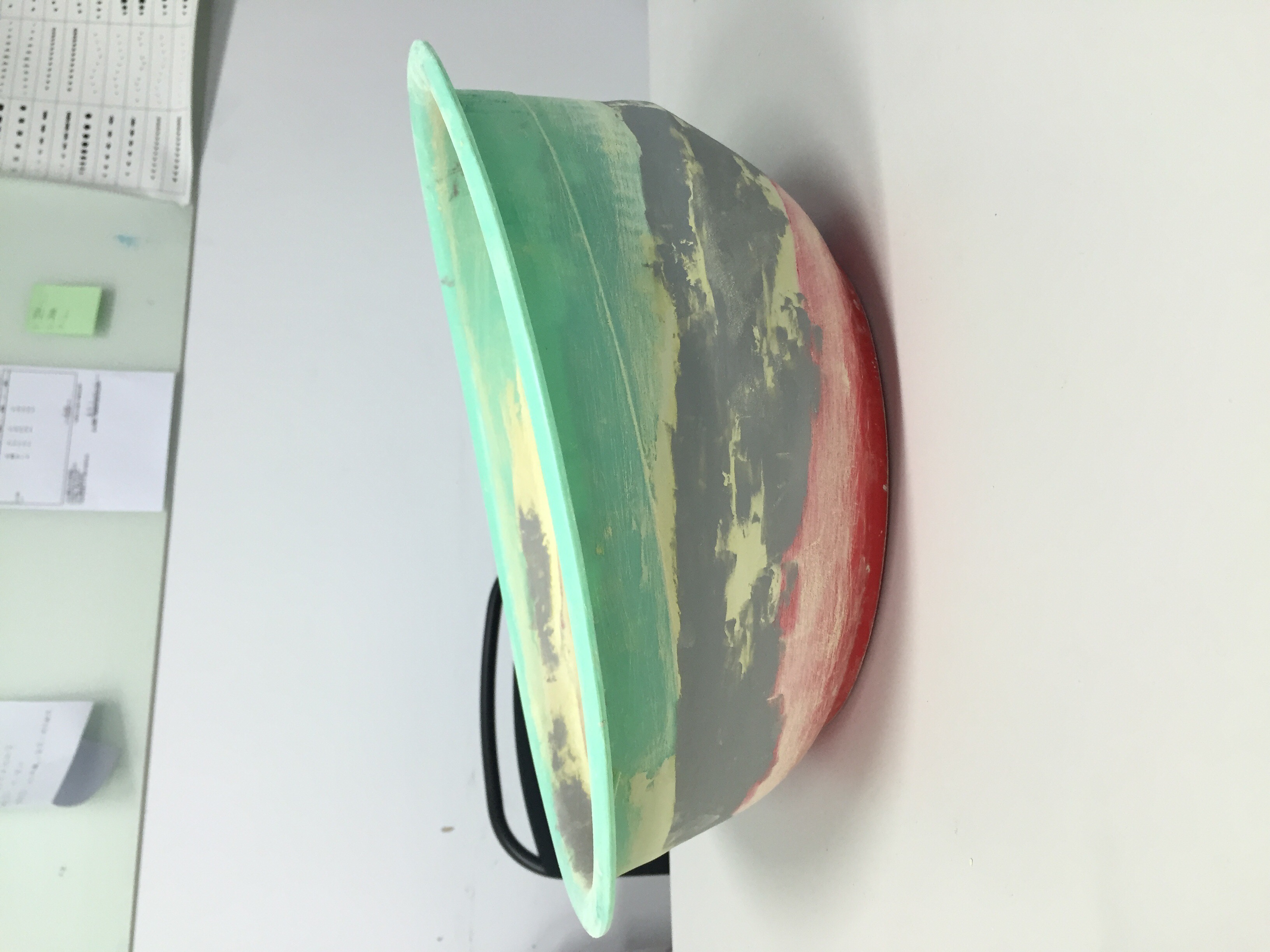 產品在草模階段，針對型態，利用臉盆進行拼湊進行角度的測試