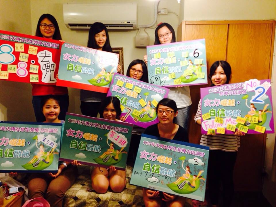 站上輔導員的位子,和夥伴合照