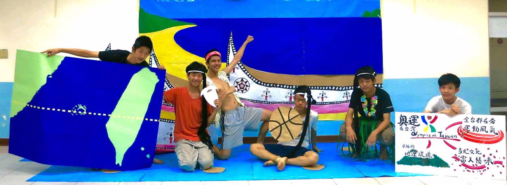 《桃園沒有萊爾富》與複賽作品合照