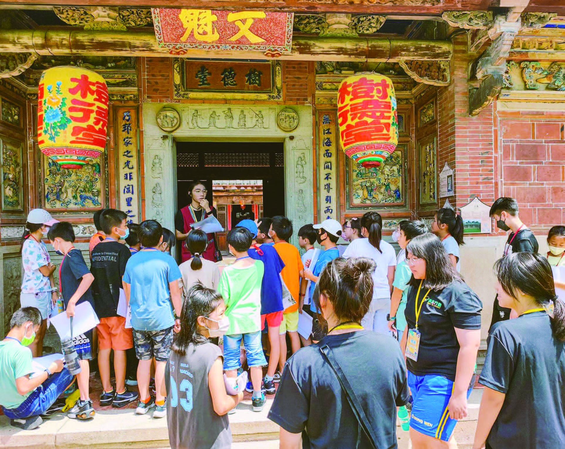 「弘文高中古蹟解說服務隊」於假日駐點臺中摘星山莊,藉由導覽解說讓民眾了解地方文史,並用行動鼓勵大家關心身邊周遭的古蹟文物。