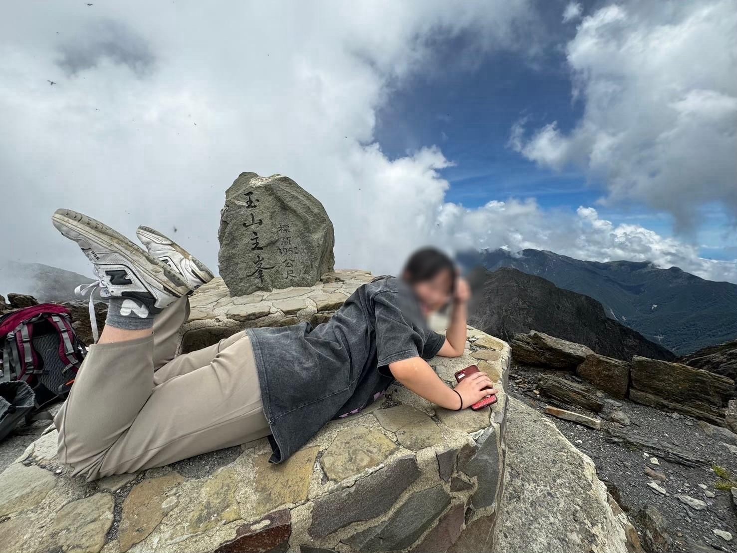 錢錢突破自己體能跟想法的極限,爬到山頂,說出「臺灣最高峰,我第一次爬山照樣爬到」的豪語