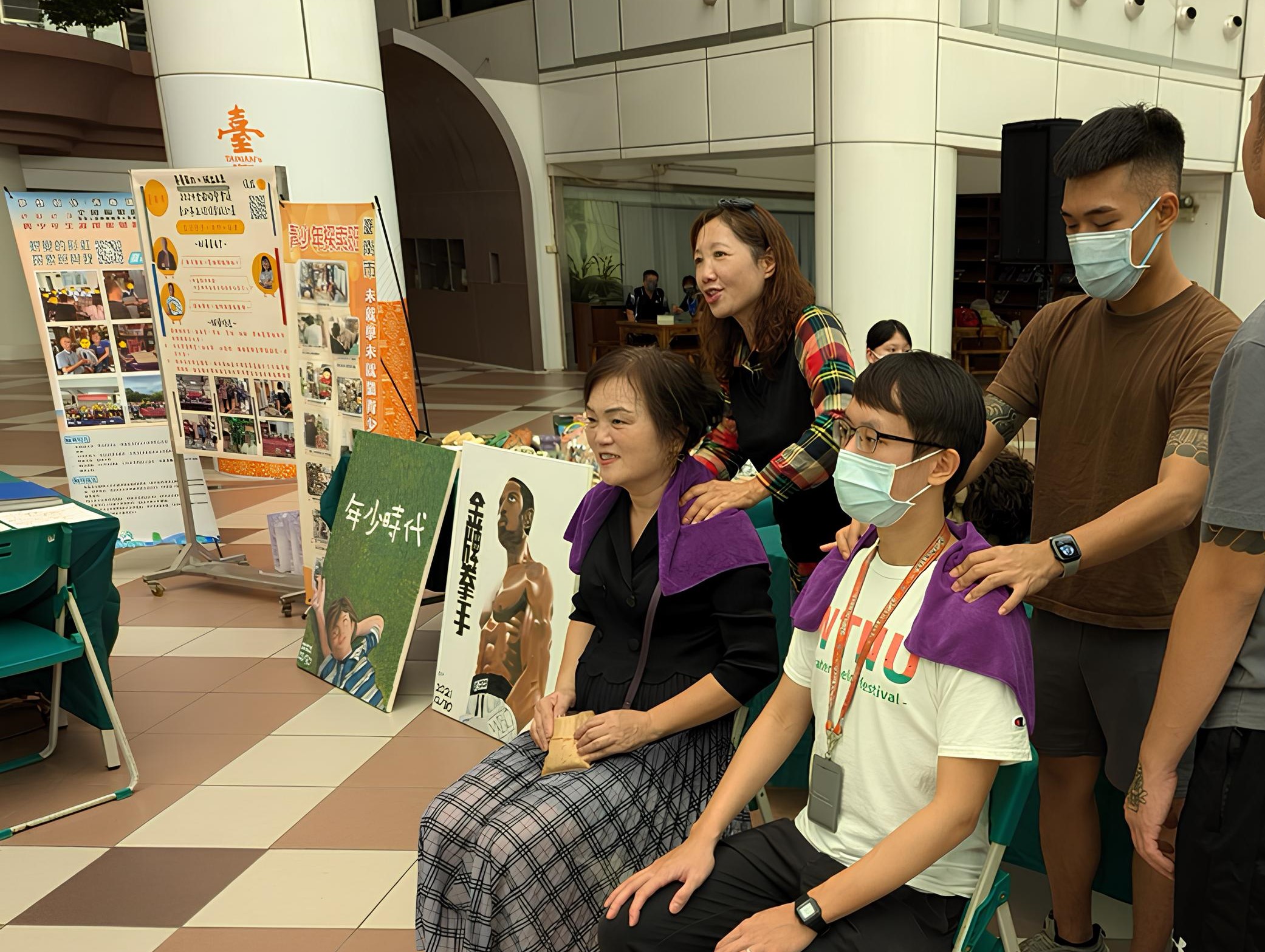 美髮流程中常會包含洗髮和肩頸按摩，讓顧客放鬆心情。他學習的不只是技術，更是服務他人的溫度。