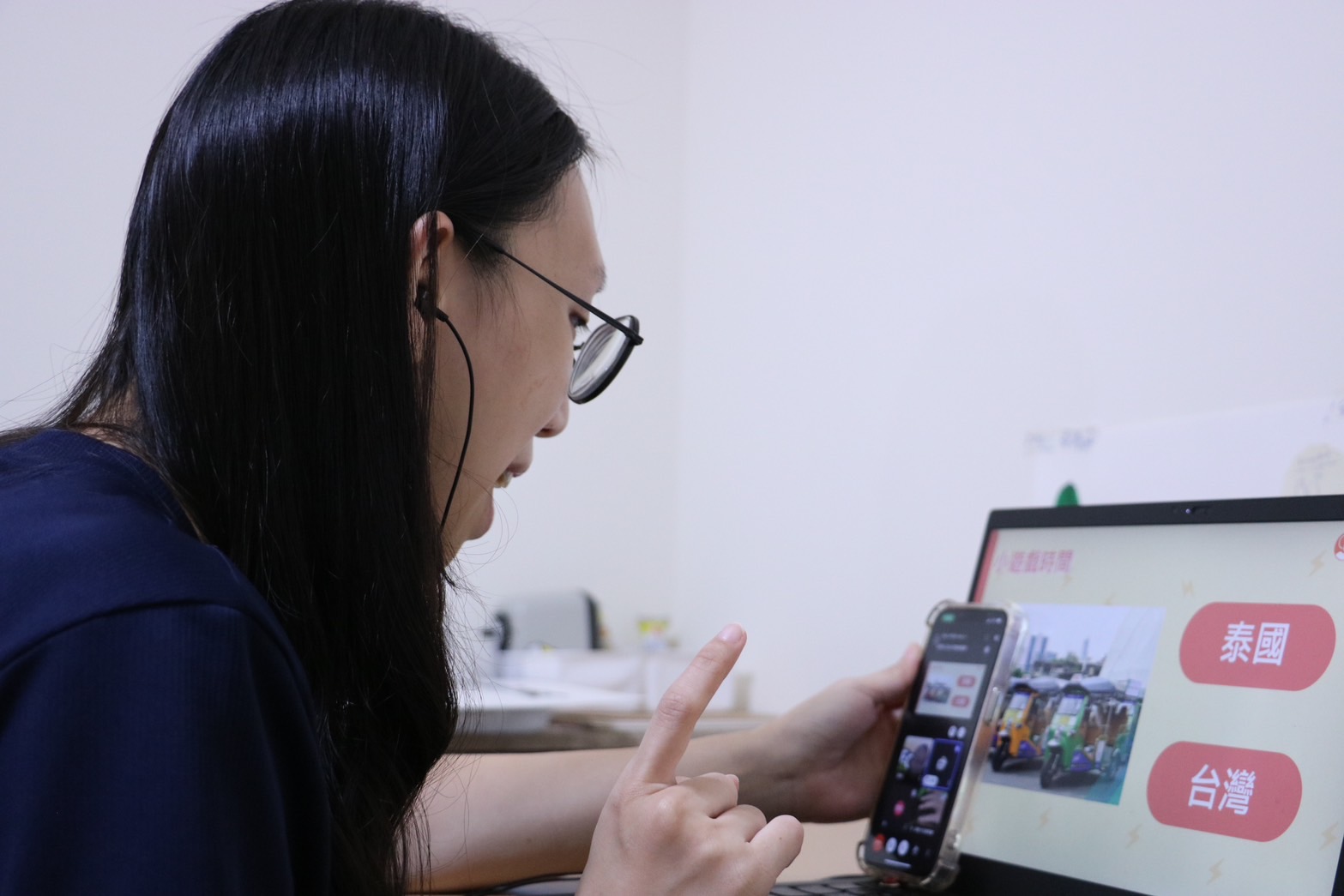 《樂。斯屬》團隊透過手機及電腦與泰北華校連線