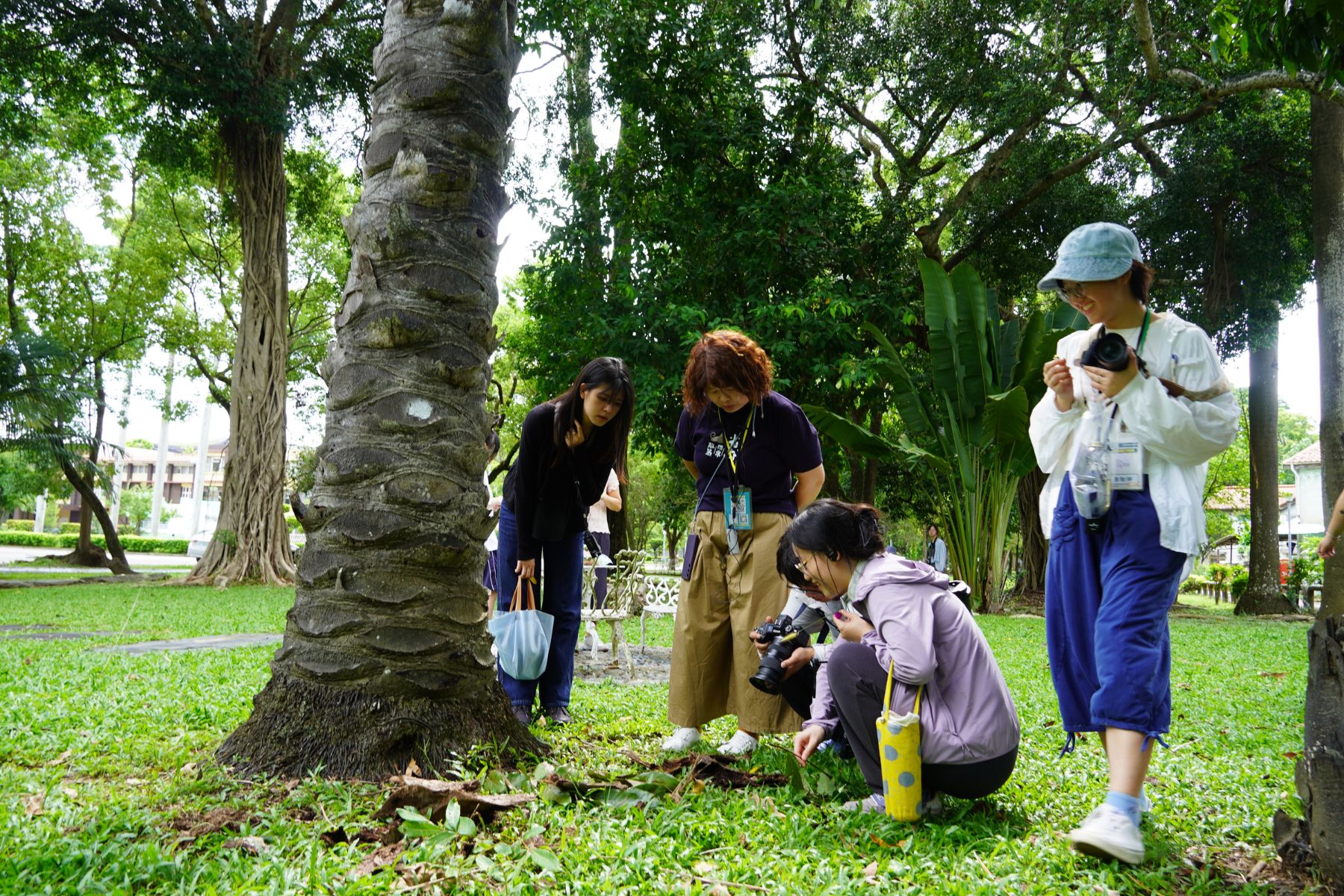 青聚點「南投縣地方產業群聚發展協會」帶領學員走進中興新村，透過感官微觀地方風景。