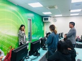 韋大裕老師帶領學生實作線上影音履歷表