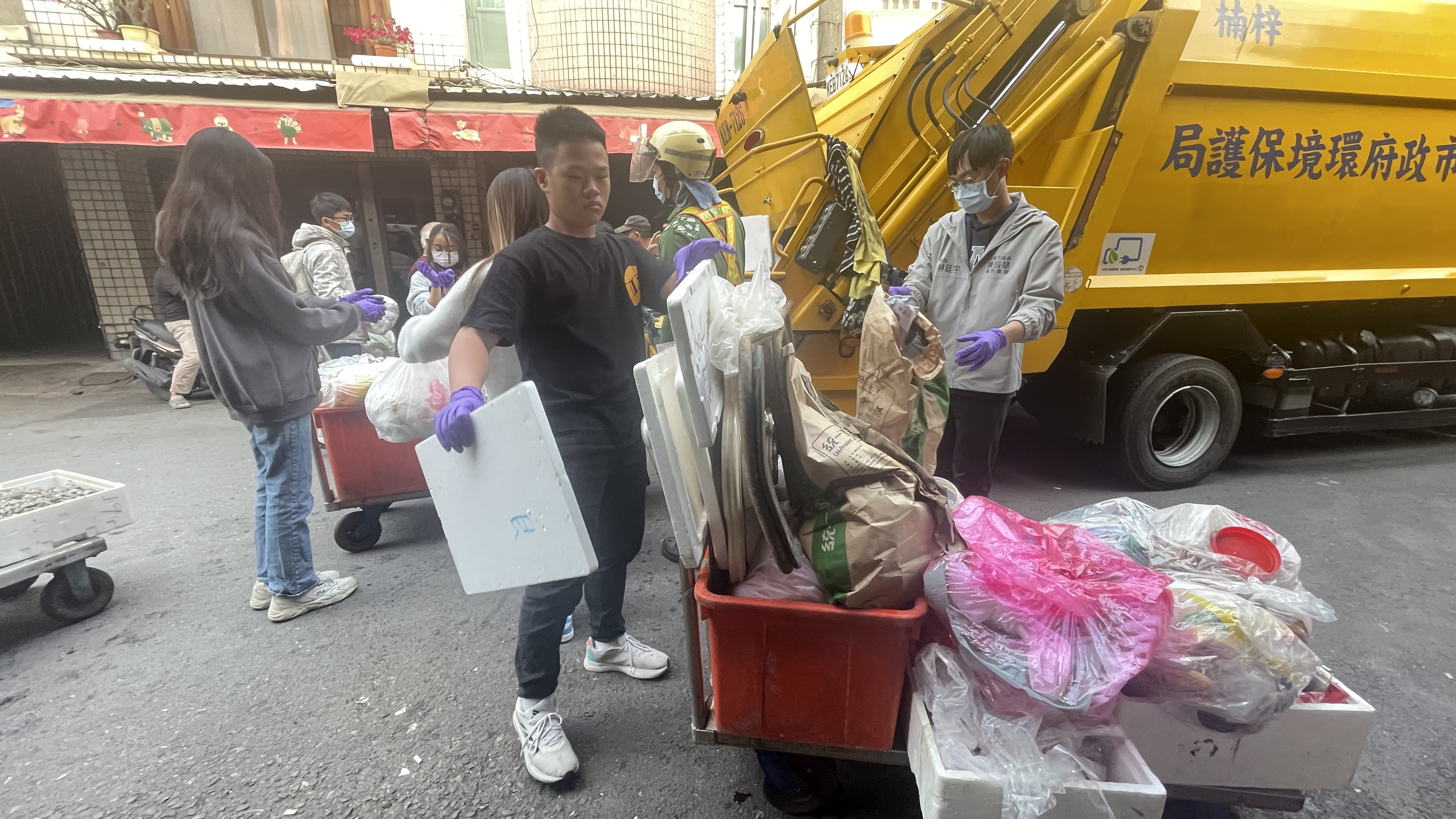 高澎志工中心帶領青年志工前往楠梓市場協助除舊布新2