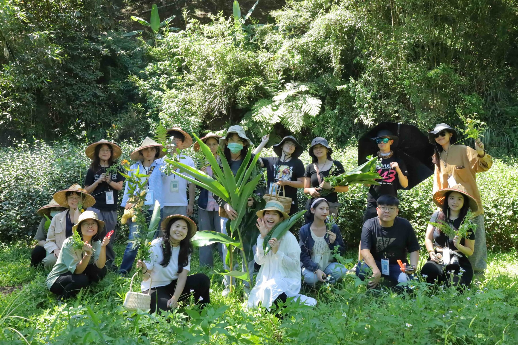 青聚點「山号整合設計有限公司」，透過風味搭配課程，將茶食與花藝美學結合，並帶領學員實際採集可用於花藝創作的植物，體驗茶與自然的多元可能。