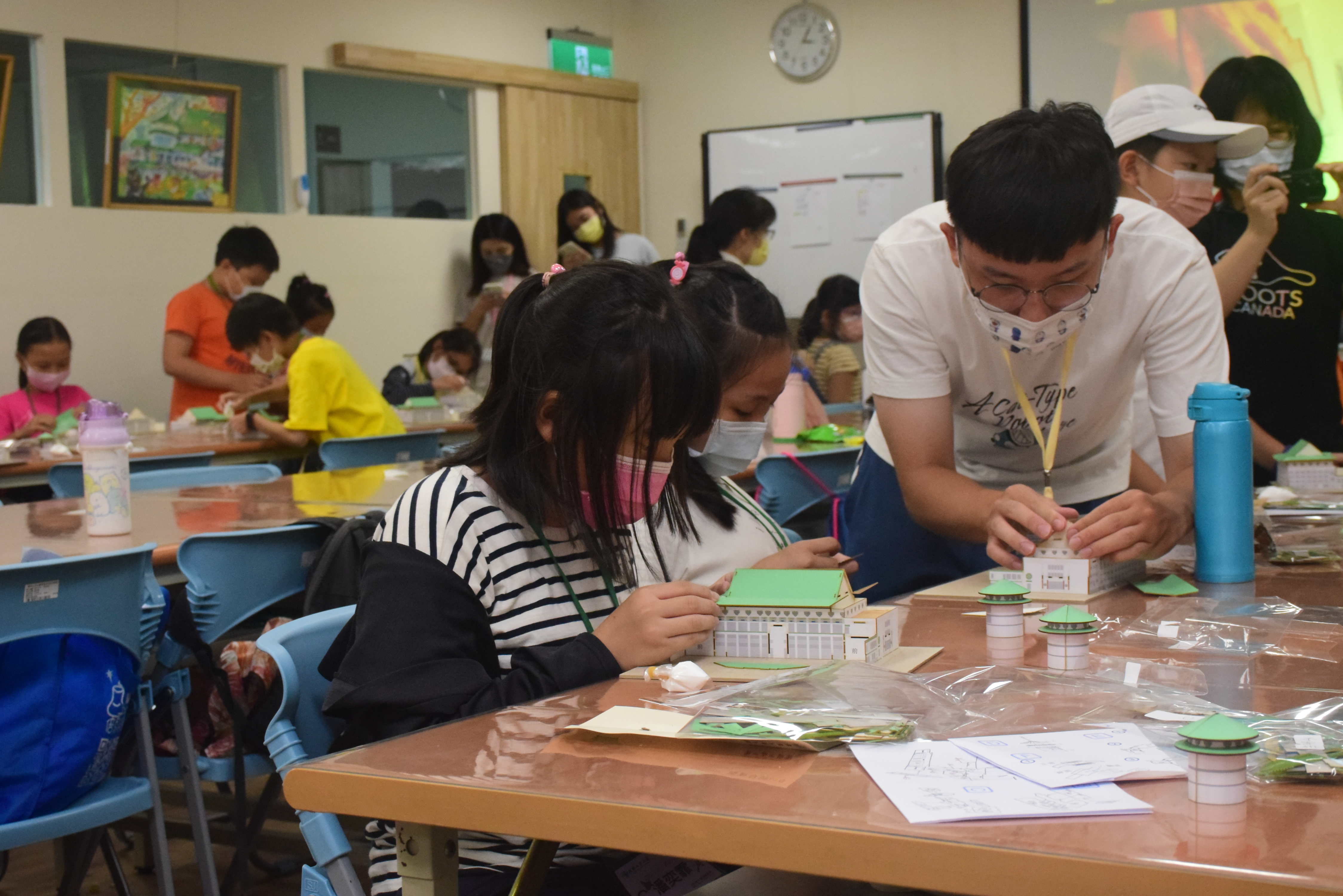 郝則理(右)帶領夏令營活動,協助學員進行模型製作