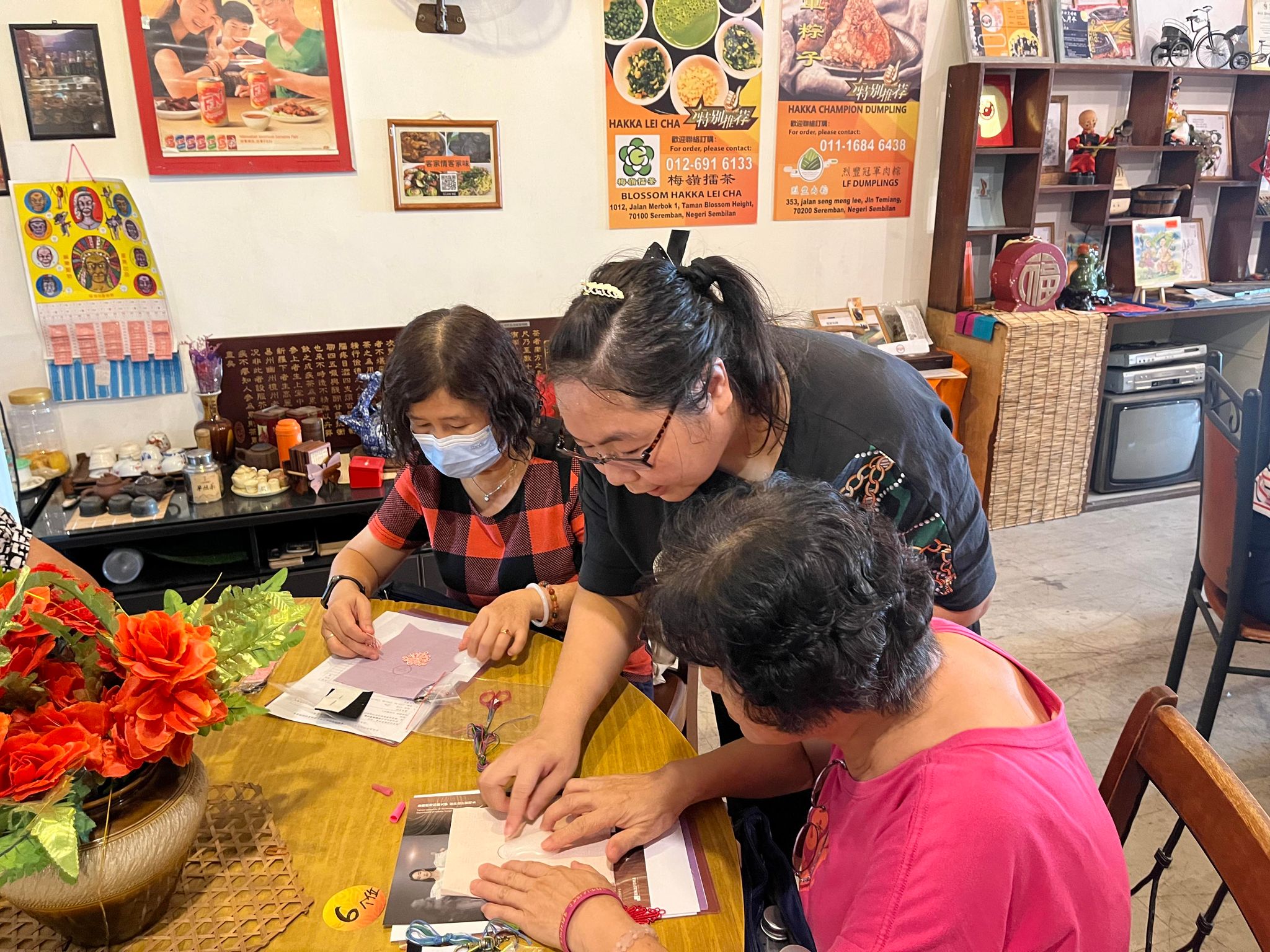 刺繡故事屋團隊與馬來西亞客家文化協會森美蘭州分會交流，相互學習文化與藝術推廣經驗。