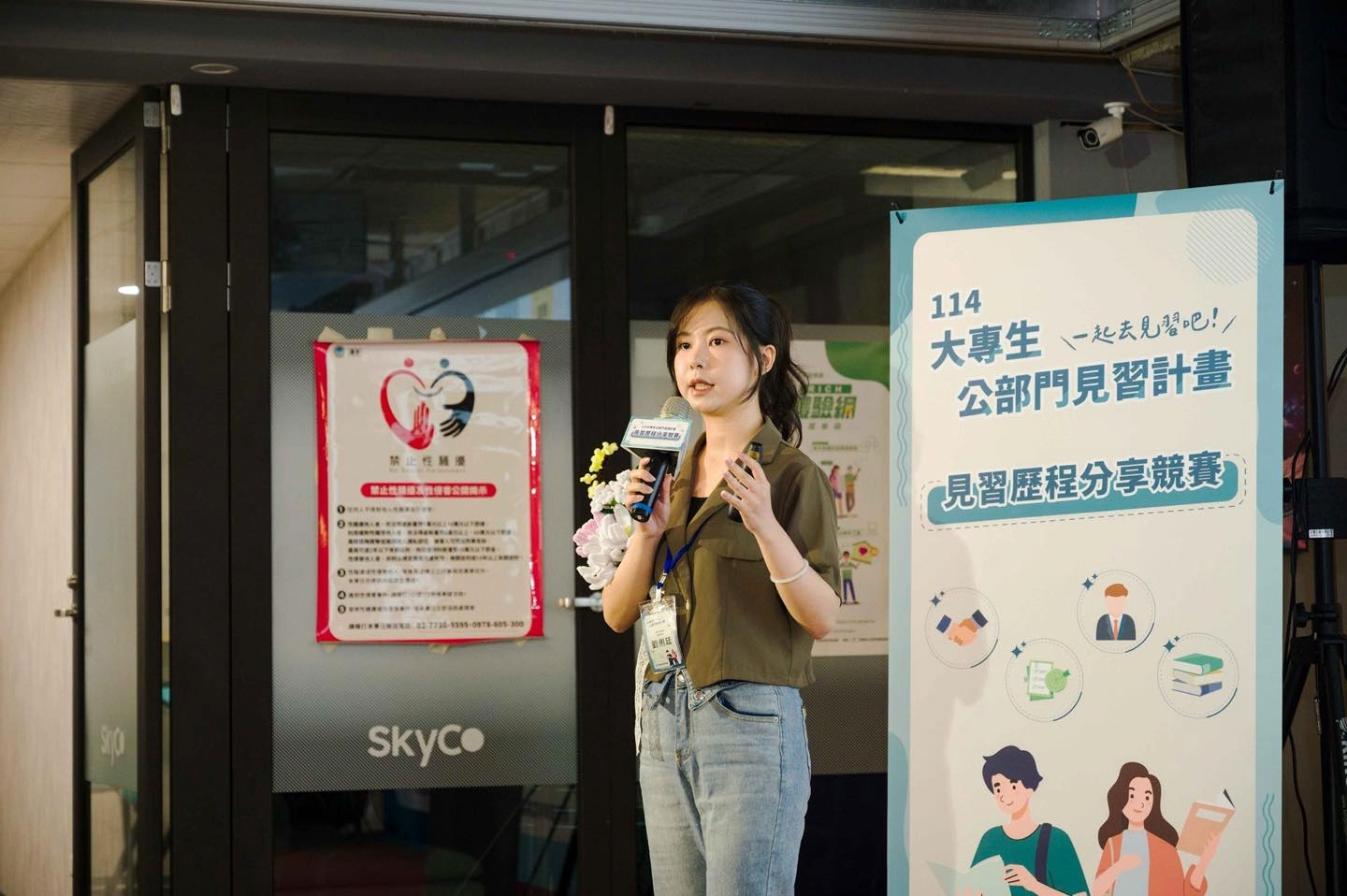 劉俐廷帶著自己設計的毛根花參與見習歷程分享競賽