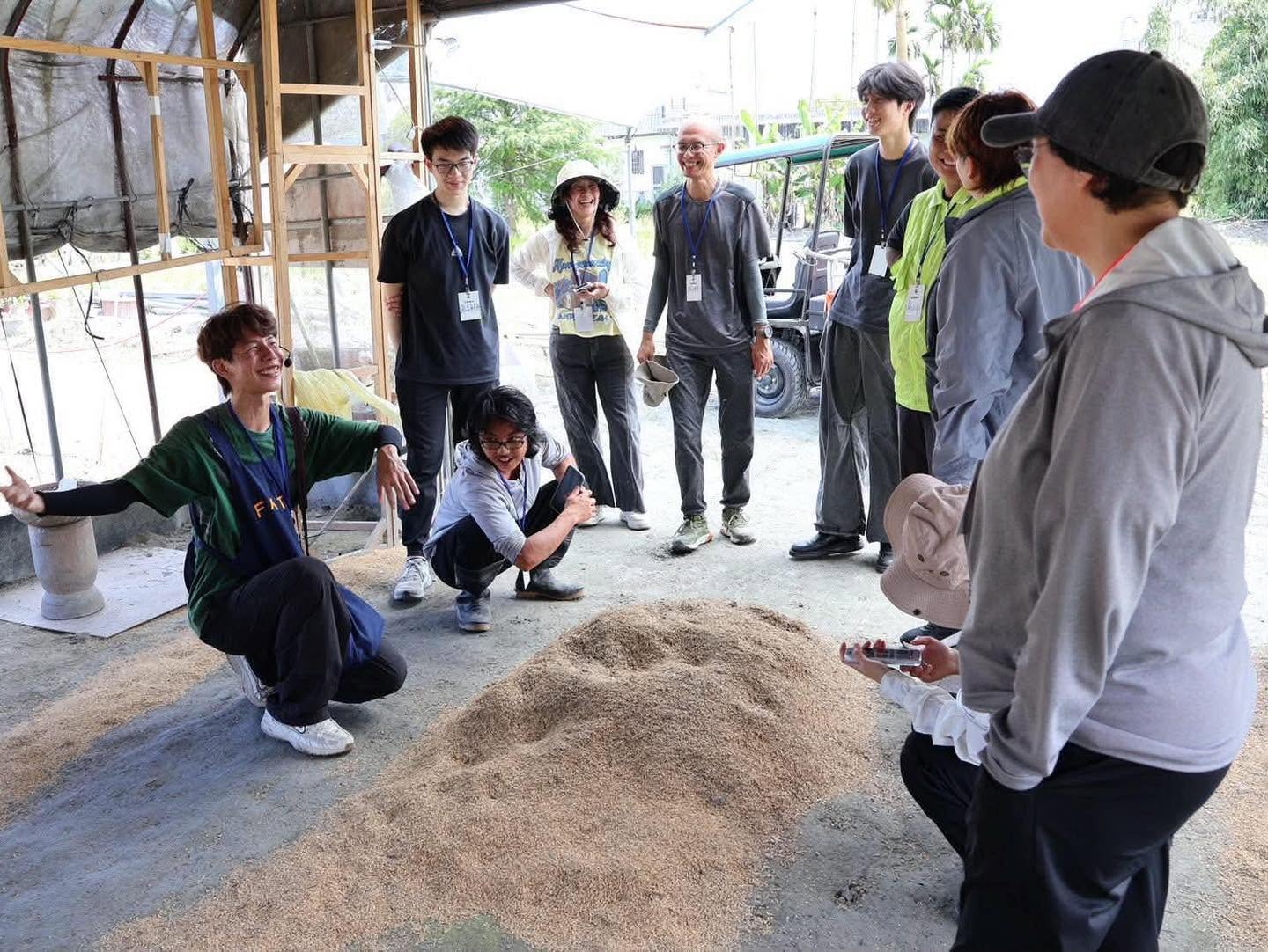 花蓮光復鄉的青年團隊「FATS」引導陪農青年走進邦查農場,俯身投入除草與學習玉米育苗,進行土地復育。