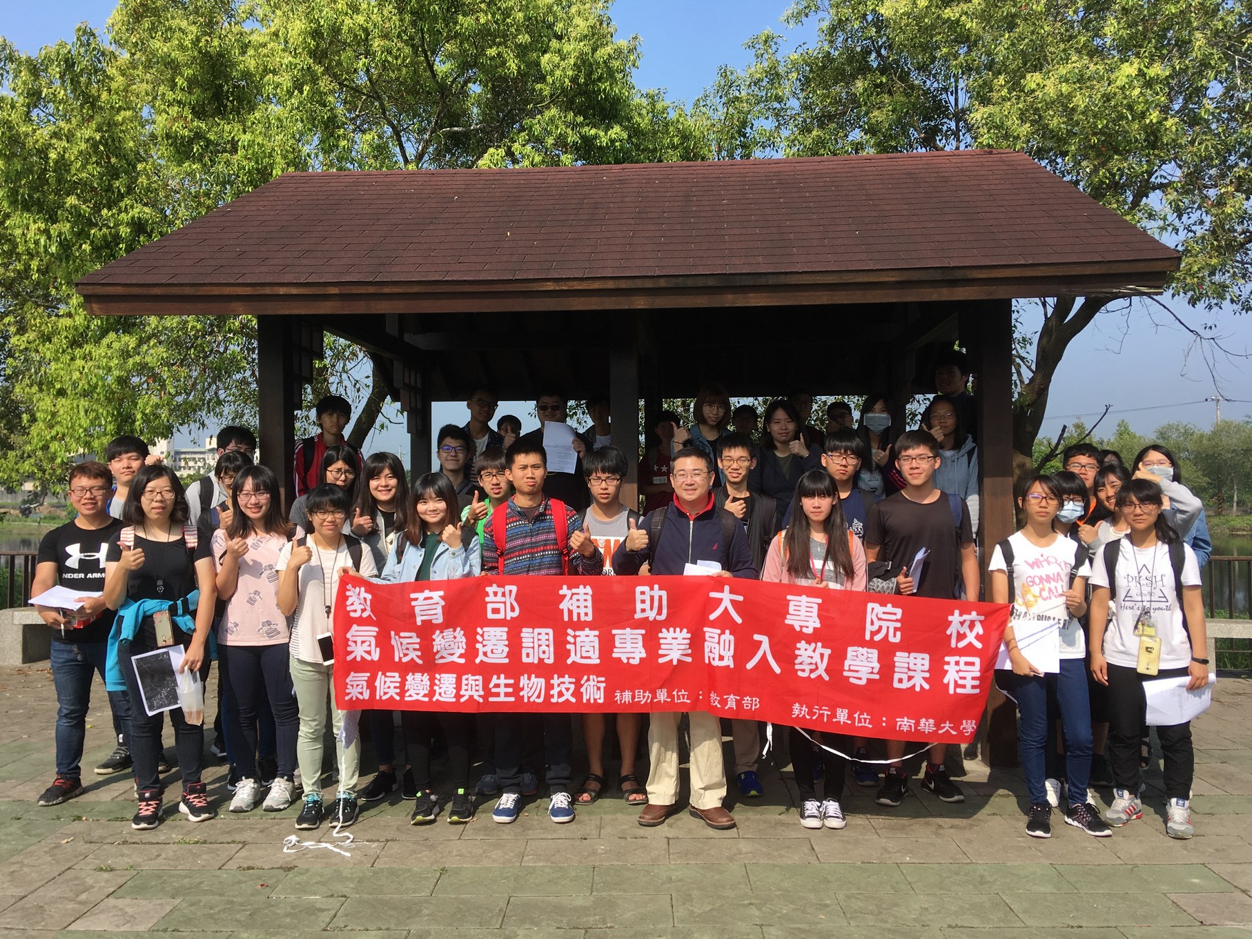 帶領學生至上林社區服務