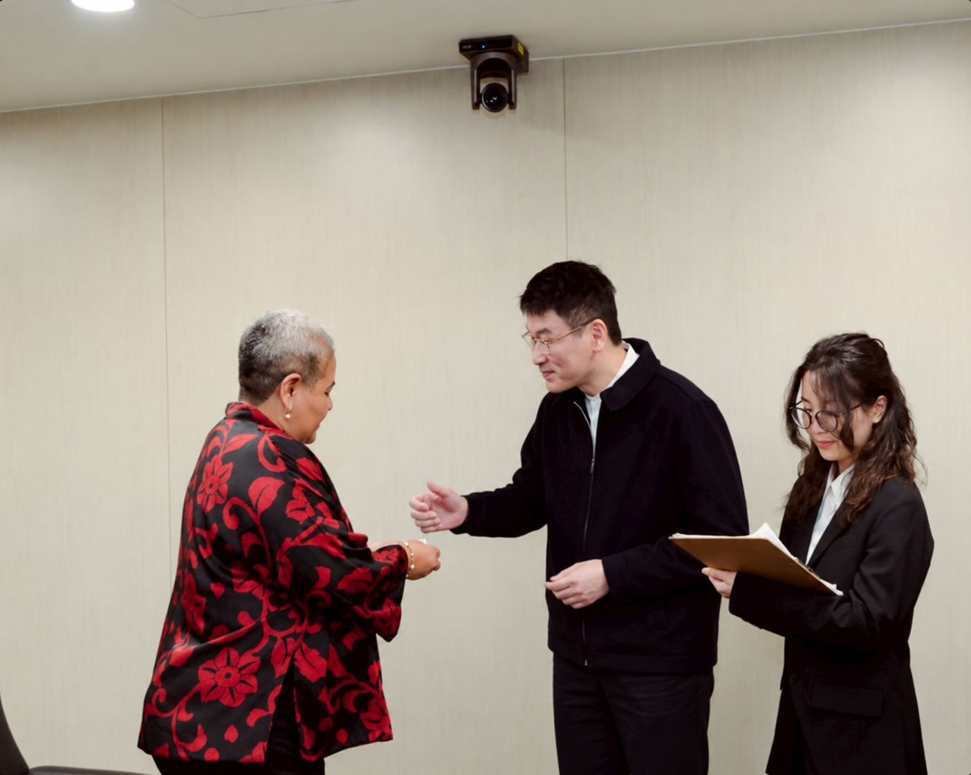 朱巧筠（右一）在西語記者團來訪期間擔任隨行翻譯及助理