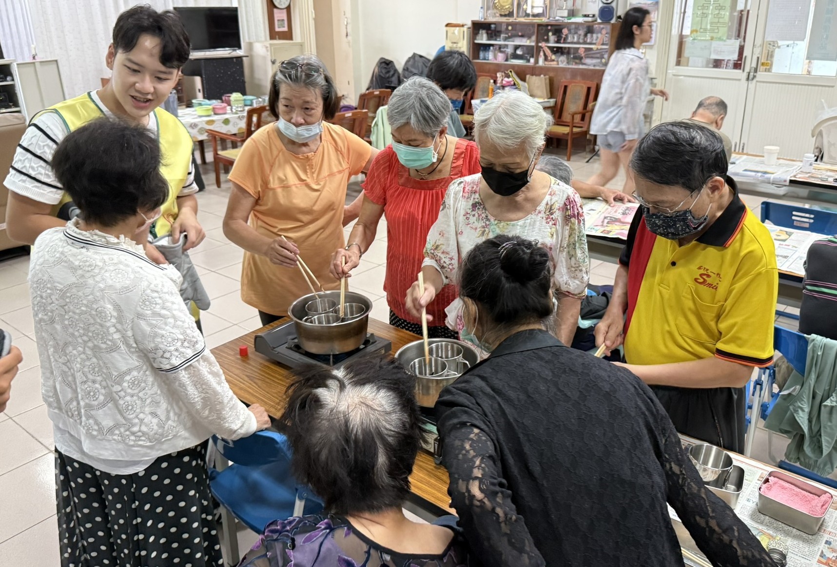 03.補銀草團隊-於澎湖里民中心教導長者製作紫雲膏